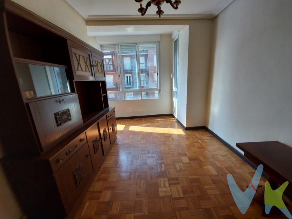 Bonito apartamento en el centro de Logroño.Se presenta una exclusiva oportunidad para adquirir un encantador apartamento, ideal para aquellos que valoran la comodidad y la ubicación céntrica. Con una superficie útil de 42.55 m² y una superficie construida de 52.9 m², este acogedor apartamento es el refugio perfecto para quienes buscan un espacio funcional y bien distribuido.Este apartamento se emplaza en la tercera planta de un edificio histórico construido en 1954, el cual conserva el encanto arquitectónico de la época y se complementa con comodidades modernas. La presencia de un ascensor garantiza un acceso cómodo y sin esfuerzo a la vivienda.La propiedad incluye un dormitorio de tamaño adecuado, ofreciendo un  un ambiente cálido y bien iluminado, donde la luz natural fluye a través de las ventanas.Además cuenta con la ventaja adicional de un trastero. Este espacio auxiliar proporciona la solución perfecta para el almacenamiento de pertenencias adicionales.La buena distribución ofrece la posibilidad de personalizarlo a su gusto, permitiendo a los nuevos propietarios adaptar el espacio a sus necesidades. La relación calidad-precio es difícil de igualar en una ubicación tan demandada, lo cual lo convierte en una oportunidad única que no se debe pasar por alto.Para apreciar en su totalidad el encanto y las posibilidades que ofrece, se recomienda realizar una visita.   