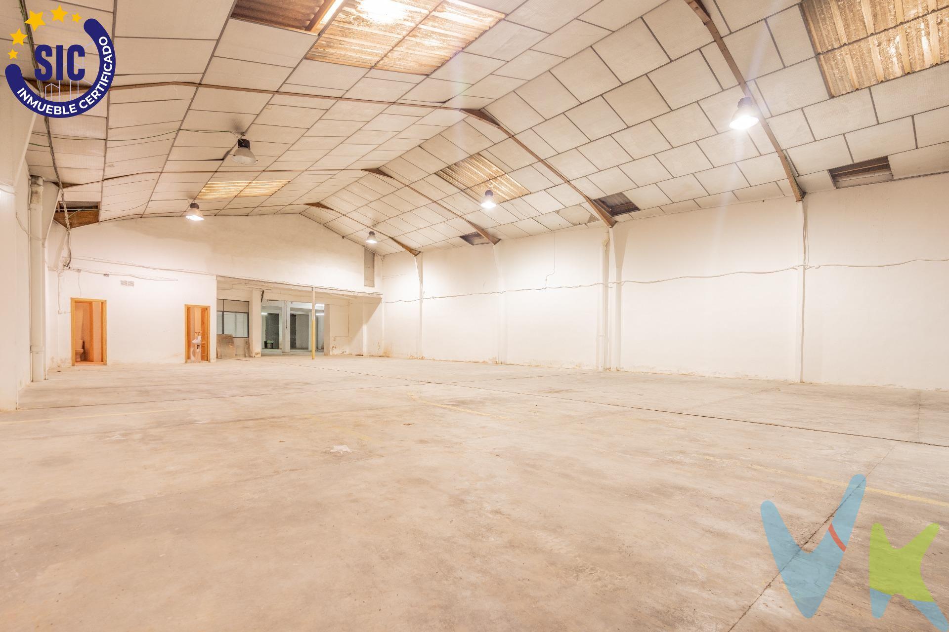 Se ofrece en venta  un conjunto de locales comerciales situados en u Xirivella (Valencia), con una superficie total de 755 m². Un espacio versátil y amplio, con gran visibilidad y accesibilidad, ideal para implantar diferentes tipos de negocio o para inversores que busquen una rentabilidad estable en una zona con alta densidad de población y demanda comercial. Ubicados en una zona urbana consolidada, con fácil acceso desde la V-30 y la A-3, excelente conexión por transporte público (líneas de autobús y Cercanías), y rodeados de servicios: supermercados, centros educativos, zonas deportivas, comercios y espacios residenciales. Xirivella forma parte del área metropolitana de Valencia, lo que la convierte en un enclave perfecto para negocios que busquen cercanía con la capital pero con costes más competitivos. Características del inmueble:. Superficie total: 755 m² construidos. Posibilidad de dividir en varios locales independientes. Acceso a pie de calle, con buena visibilidad. Fachadas amplias . Altura libre adecuada para usos comerciales o industriales ligeros. Acceso para carga y descarga. Espacios diáfanos, listos para adaptar a cualquier actividad. . Gracias a su ubicación y dimensiones, este inmueble ofrece una gran variedad de opciones comerciales y empresariales:. Trasteros urbanos (negocio en alza y con alta demanda). Supermercado, tienda de alimentación o bazar. Gimnasio o centro deportivo. Clínica dental, fisioterapia o centro médico. Taller mecánico o de motos. Showroom con almacén. Centro logístico urbano . Academia o centro de formación. Coworking o despachos profesionales. Eis deal para quienes buscan un activo inmobiliario con alto potencial de rentabilidad. Posibilidad de dividir y alquilar por módulos a distintos negocios, maximizando ingresos. Zona con demanda estable y en crecimiento. Por mandato expreso del propietario, comercializamos este inmueble en exclusiva, lo que le garantiza el acceso a toda la información, a un servicio de calidad, un trato fácil, sencillo y sin interferencias de terceros. Por este motivo, se ruega no molestar al propietario, a los ocupantes de la propiedad o a los vecinos. Muchas gracias por su comprensión. Si usted es agente inmobiliario y tiene un cliente para este inmueble, llámenos: estaremos encantados de colaborar.