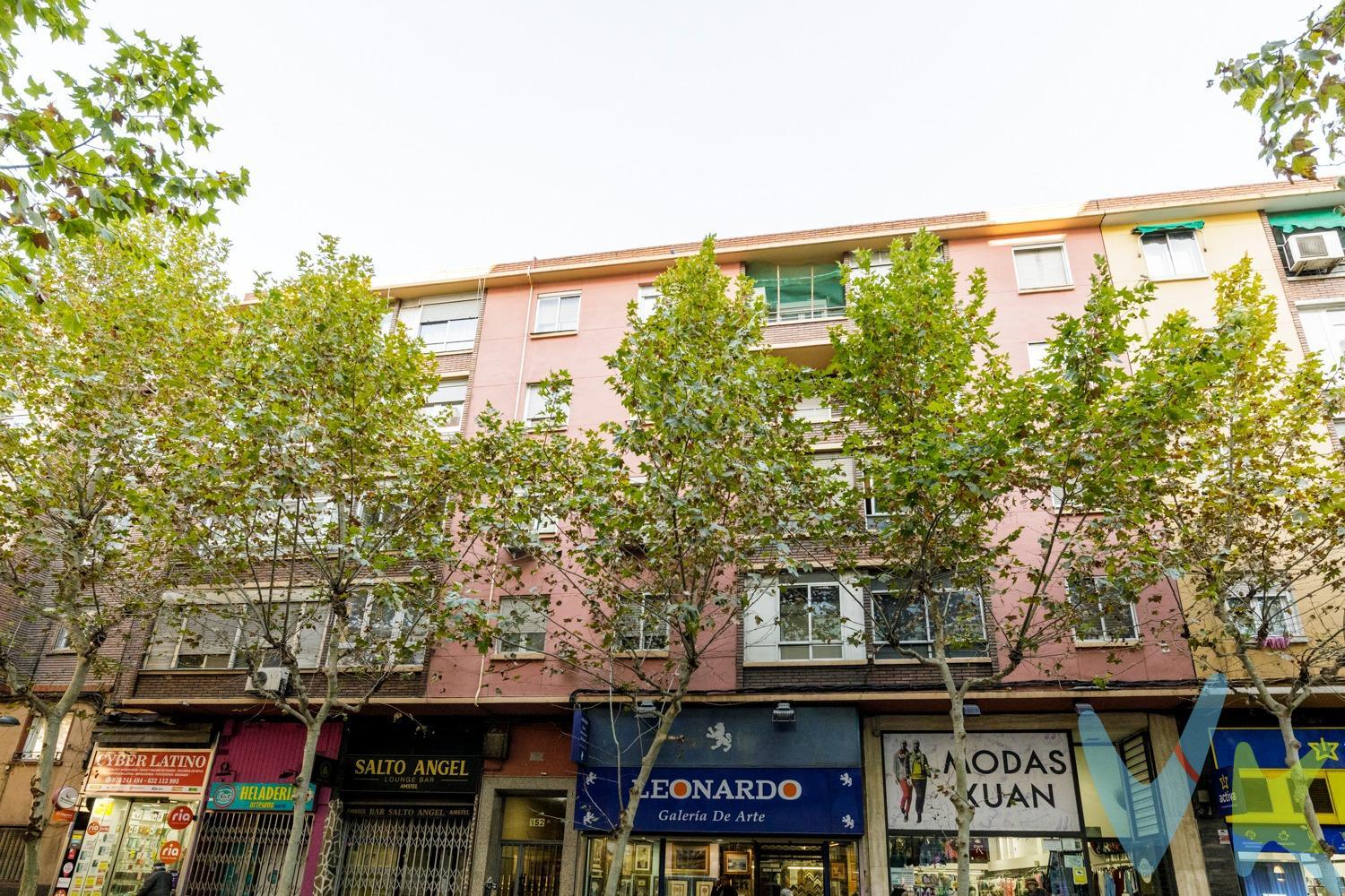 Acogedor y espacioso piso de 80 m² útiles en Avenida Madrid, con grandes posibilidades de redistribución para diseñar el hogar que siempre has querido. Actualmente dispone de cuatro dormitorios (uno de ellos con salida a una terraza tipo balcón acristalada), salón, cocina independiente con acceso a una terraza interior perfecta como zona de desahogo o lavandería, y un baño reformado. La finca está muy cuidada, cuenta con ascensor, gas ciudad instalado y un hall de entrada adaptado para personas con movilidad reducida. Una vivienda con mucho potencial, ideal para quienes buscan espacio, comodidad y una ubicación práctica y bien comunicada.