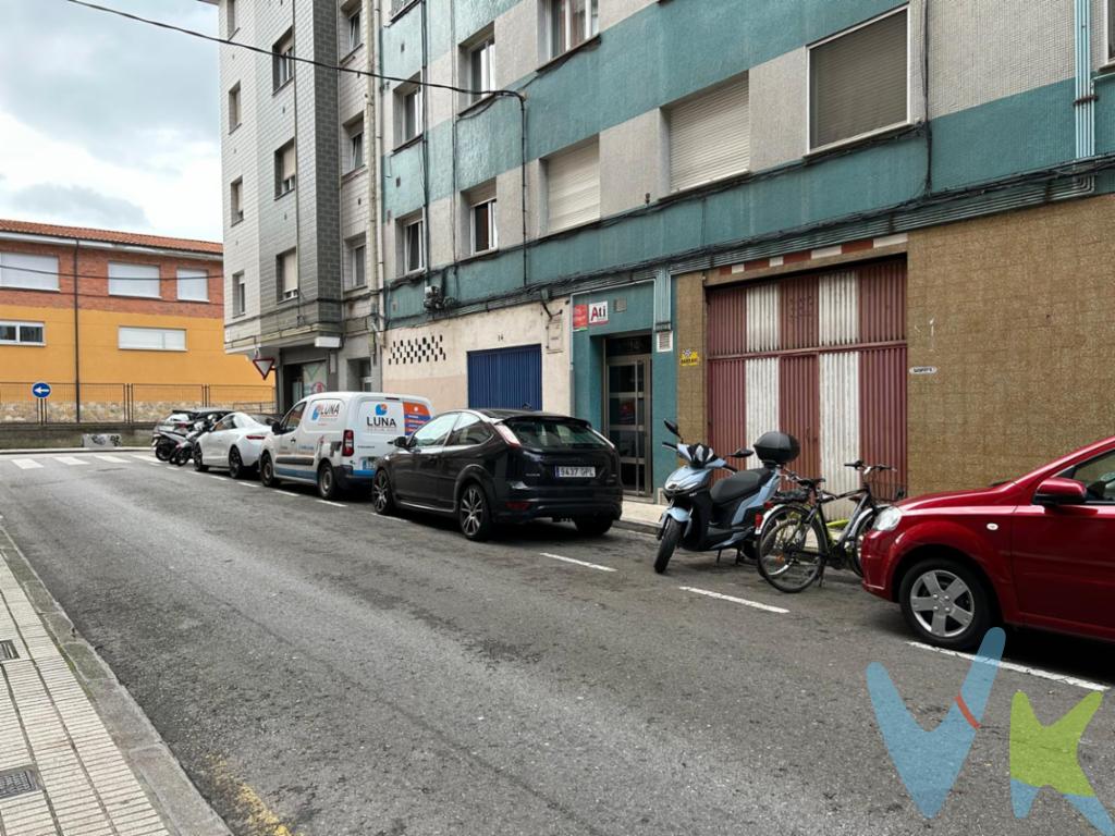  Local en Venta en la Zona Nuevo Gijón de 125 metros construidosPresentamos en exclusiva un local comercial que ha sido Taller de coche, con Foso, es una oportunidad única para quienes buscan un espacio amplio y versátil, ideal para establecer un negocio Con una superficie total de 125.67 metros construidos y 118.8 metros útiles, este inmueble ofrece una distribución espaciosa que se adapta a diversas necesidades comerciales.El local, situado en un edificio construido en 1972, se percibe la amplitud y el potencial del espacio, lo que convierte a esta propiedad en una inversión atractiva para emprendedores y empresarios.En el interior, se encuentra diáfano con una pequeña oficina y Baño, ofreciendo un lienzo en blanco para desarrollar una marca o producto en un entorno que irradia potencial.La inversión no solo se justifica por el presente valor del inmueble, sino también por el prometedor horizonte que ofrece. Estamos ante un inmueble con carácter, potencial  inmejorable, listo para ser moldado por la visión del próximo propietario.Para quienes aspiran a emprender o expandir su negocio en un emplazamiento que aúna accesibilidad ,metros y precio es una elección inigualable. Programe una visita hoy mismo y descubra todo lo que este espacio tiene para ofrecerle. Contáctenos para concertar una cita y explore las características y ventajas de este excepcional local en Gijón.El precio NO incluye: Impuestos, gastos de Notaría, registro. 