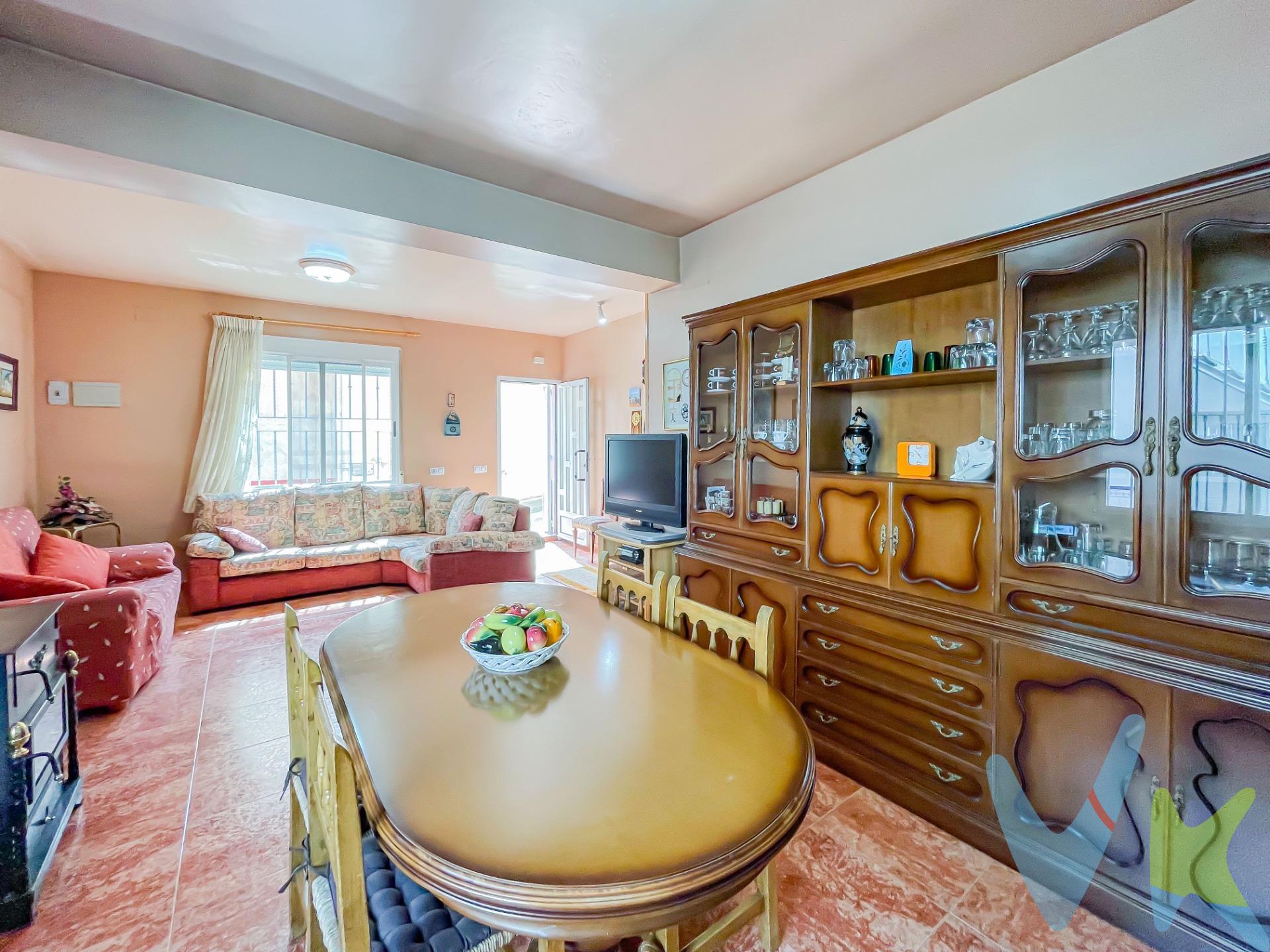 ¿Buscas una casa de campo reformada en un lugar tranquilo para vivir o pasar tus fines de semana? Esta es tu oportunidad. Bonita y cómoda casa de pueblo reformada de 168 metros cuadrados según catastro ubicada en la pedanía de Roma en Requena, esta vivienda esta dividida en dos plantas de 75 metros cada una distribuidas de la siguiente manera:. Planta principal a pie de calle encontramos un amplio salón comedor que hará las delicias de toda la familia por su amplitud, coronado por una chimenea de hierro fundido alimentada por leña, al fondo una cocina con dos espacios totalmente determinados, uno para comer o cenar y el otro la típica cocina de antaño donde preparar tus mejores guisos. Junto a la cocina encontramos un pequeño espacio estilo taller de 18 metros muy práctico para usarlo como leñera, almacén o alacena, sin olvidar un baño completo en esta planta. . Segunda planta, subiendo por unas amplias escaleras la planta superior o de descanso donde podemos encontrar 4 habitaciones, 3 de ellas dobles y una sencilla muy útil para familias numerosas y otro baño completo grande para mas comodidad. Casa ubicada en el centro de Roma a 8 minutos de Requena a 5 min de San Antonio y a 15 min de Utiel donde podremos encontrar todos los servicios de supermercados, bares, restaurantes, hospitales estación del AVE etc…. Zona de denominación de origen para el embutido, el buen vino y cavas de la zona. La descripción del presente inmueble e imágenes tienen mero carácter informativo y en ningún caso carácter contractual, pudiendo ser modificados por la inmobiliaria comercializadora sin que ello implique responsabilidad alguna frente a terceros. En el precio de venta a público, esta propiedad NO incluye los gastos de adquisición (Notario, registro, gestión, honorarios, etc…). 