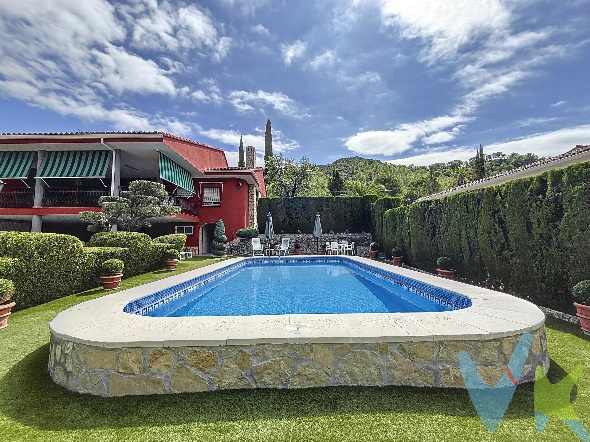 ¡El Chalet de Tus Sueños Te Espera!. El verdadero lujo no reside en lo ostentoso ni en lo caro, sino en esos detalles únicos que hacen nuestra vida más placentera. El lujo es despertar cada mañana con el suave canto de los pájaros y el aroma fresco de los pinos. Es disfrutar de un baño en tu piscina privada mientras contemplas un horizonte verde y sin fin. Es pasar domingos inolvidables con amigos y familia, empezando con un aperitivo al mediodía, seguido de una paella  y extendiendo la barbacoa hasta la cena. Pero el mayor lujo es compartir estos momentos con las personas que más quieres. Te presentamos este espectacular chalet en la exclusiva zona de Pino Grande, diseñado para vivir todo el año con comodidad y estilo. La propiedad cuenta con 5 amplias habitaciones y una cuidada parcela rodeada de naturaleza, lo que te permite disfrutar de un entorno tranquilo, lleno de paz y privacidad. Entre sus muchas características, destaca su piscina privada, perfecta para relajarte bajo el sol, y su chimenea interior, que añade un toque acogedor y cálido en las noches más frescas. Además, el chalet incluye un paellero al aire libre, ideal para preparar deliciosas comidas en compañía, rodeado de la belleza natural que envuelve la propiedad. Con todas las comodidades necesarias y completamente equipado, este chalet está listo para que te mudes de inmediato y comiences a disfrutar de momentos inolvidables todos los días, como si estuvieras en unas vacaciones sin fin. Si buscas un hogar espacioso, cómodo y en una ubicación privilegiada, donde la calidad de vida y la naturaleza se funden en perfecta armonía, esta es tu oportunidad. ¡Ven a visitarlo y descubre el lugar donde siempre has querido vivir!. La descripción del presente inmueble e imágenes tienen mero carácter informativo y en ningún caso carácter contractual, pudiendo ser modificados por la inmobiliaria comercializadora sin que ello implique responsabilidad alguna frente a terceros. En el precio de venta a público, esta propiedad NO incluye los gastos de adquisición (Notario, registro, gestión, honorarios, etc…). 