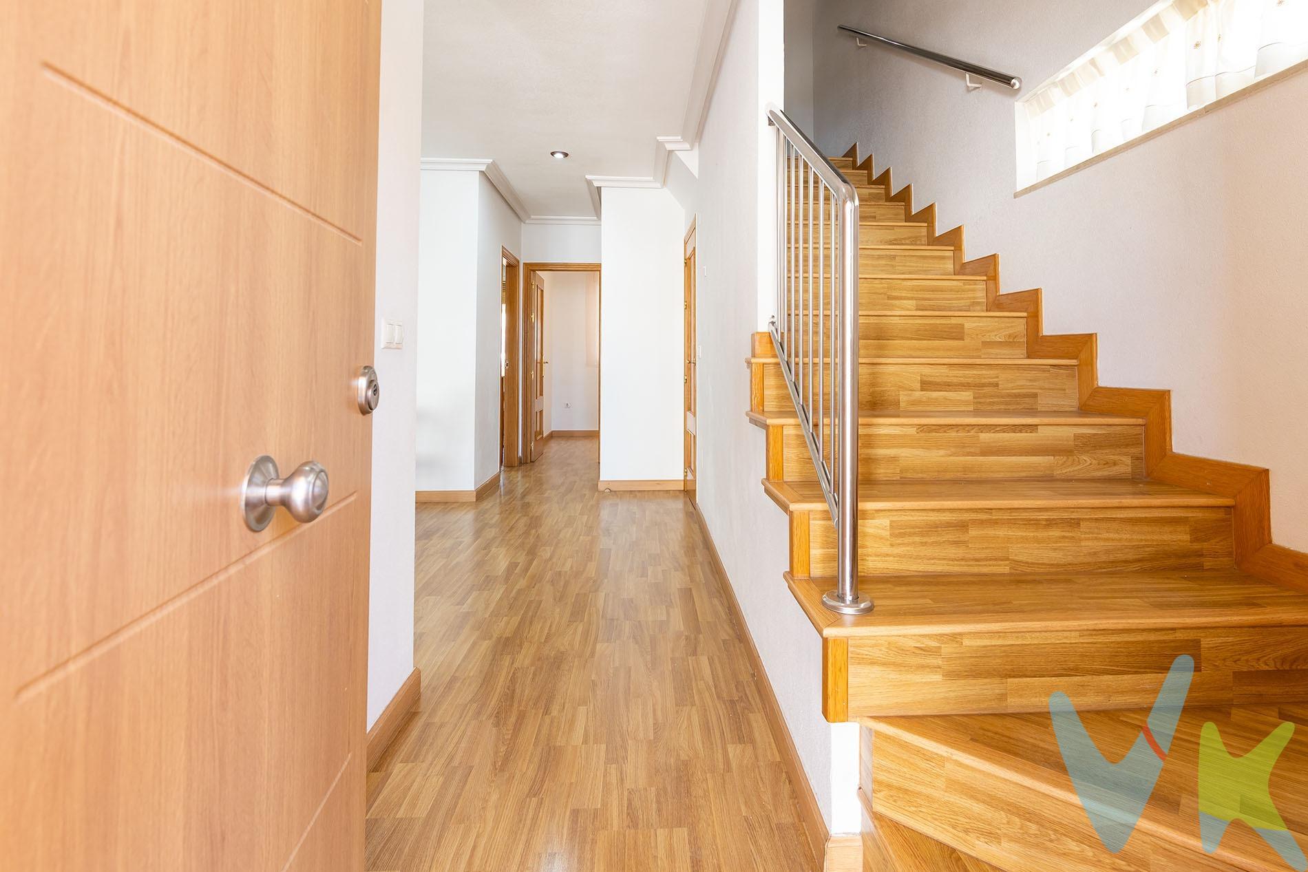 Crea el hogar que siempre has soñado en este amplio y luminoso dúplex, todo exterior por ser esquina. Es ideal para familias que valoran la comodidad y la tranquilidad. Situado en una zona muy tranquila y residencial, perfecta para quienes valoran el descanso, la privacidad y la calidad de vida. Cerca de servicios esenciales, pero alejado del ruido del tráfico. 🏡 Distribución:. Planta baja:. Acogedor salón-comedor. Cocina independiente. 1 dormitorio. Aseo. Amplio patio cerrado, perfecto como lavadero o zona multiusos. Porche delantero, ideal para disfrutar al aire libre. Primera planta:. 3 dormitorios. 2 baños completos, uno de ellos en suite en el dormitorio principal. Dormitorio principal con balcón privado. Extras:. Sótano con garaje privado. Zona adicional en sótano ideal como trastero o espacio de almacenamiento. Por último, los propietarios han confiado en nosotros y nos han contratado en exclusiva para que les ayudemos a vender uno de sus bienes más preciados, su casa, su hogar. Esto para ti, como comprador, será una garantía ya que tendrás acceso a un servicio de calidad, un trato fácil, sencillo y sin interferencias de terceros. Por eso, te pedimos que hables directamente con nosotros, te vamos a ayudar en caso de interés en todo el proceso y te vamos a facilitar toda la documentación e información que precises. Como ya te habíamos dicho, ¡Un servicio de calidad!. . 