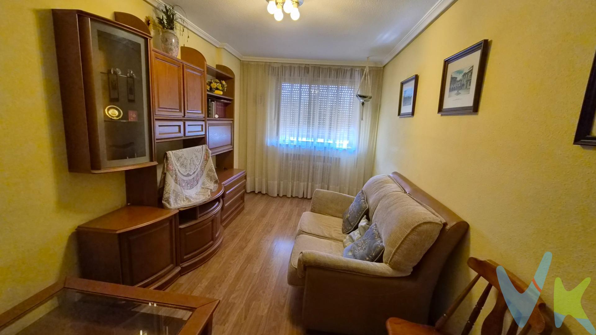 Descubre este impresionante piso en la codiciada Zona Alta de Ponferrada, ideal para familias o aquellos que buscan un hogar confortable. Con una superficie construida de 140 m² y útil de 118 m², esta propiedad se encuentra en perfecto estado para entrar a vivir. Dispone de cuatro habitaciones (una doble y tres sencillas) y dos baños completos, ofreciendo amplios espacios diseñados con funcionalidad. Entre sus características destacadas se encuentran un parking privado, puerta blindada por seguridad adicional y trastero incluido. Además, el piso es completamente exterior lo que garantiza luminosidad durante todo el día; goza también de vistas despejadas hacia zonas verdes adornadas con árboles  y zonas  infantiles ideales para los más pequeños del hogar. La ubicación cuenta con excelente conectividad gracias a las paradas cercanas de autobuses así como colegios próximos facilitando todos los servicios necesarios al alcance diario sin necesidad del coche. 