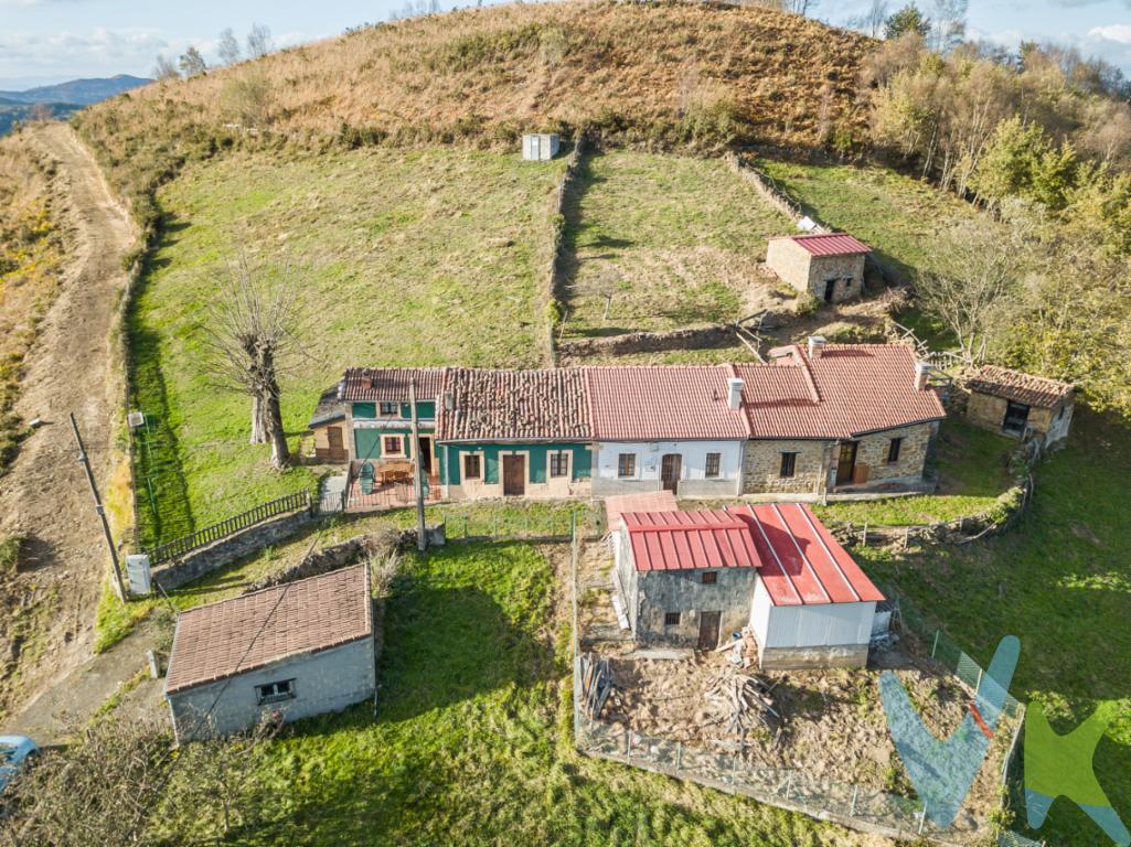 PRESENTAMOS ESTA CASA ADOSADA EN EL ALTO DE LA TRAPA EN LANGREO, SITUADA A 7 KMS DE SAMA DE LANGREO, CON UNAS VISTAS ESPECTACULARES AL TODO EL VALLE SON CUATRO CONSTRUCCIONES ADOSADAS CON SU PARCELA DELANTE. Y OTRA VIVIENDA UNIFAMILIAR EN FRENTE. LA CARRETERA ES BUENA, EN 10 MINUTOS EN COCHE ESTÁS EN LANGREO, DONDE TIENES TODOS LOS SERVICIOS, TIENDAS, BARES. SUPERMERCADOS, CENTRO DE SALUD ETC.... Y CONEXIÓN CON LA AUTOPISTA, TODAS DIRECCIONES. ESTÁS A 30 MINUTOS DE LA COSTA.LA PROPIEDAD NECESITA REFORMA INTEGRAL Y DAR DE ALTA LOS SUMINISTROS.CONSTA DE LA VIVIENDA DE 56M2, COCINA, SALA DE ESTAR Y 2 DORMITORIOS,  UN ALTILLO EN EL QUE SE PODRIA HABILITAR UN DORMITORIO PPAL, O LO QUE SE DESEE, CON LOS MISMOS METROS QUE LA PLANTA BAJA PERO ABUARDILLADA, SI SE BAJA EL TECHO DE LA PLANTA BAJA QUE TIENE BUENA ALTURA NO HARÍA FALTA TOCAR EL TEJADO. LA CASA NO TIENE HECHO BAÑO POR LO QUE HABRIA QUE HACERLO JUNTO CON SU FOSA SÉPTICA. TIENE EL POSTE EN FINCA PARA EL ENGANCHE DE LA LUZ QUE NO SE ENCUENTRA DADA DE  ALTA.EN FRENTE TIENE SU PARCELA DE 600M2, DONDE CONSTA UNA CONSTRUCCIÓN (CUADRA)  PARA REHABILITAR, LA PARCELA TIENE ACCESO POR LA PARTE BAJA DE LA FINCA, POR LO QUE SE PODRIA ADECUAR PARA HACER ENTRADA PARA EL COCHE. ES UNA ZONA MUY TRANQUILA CON UNOS VECINOS QUE TIENEN LAS CASAS PARA PASAR TEMPORADAS, FINES DE SEMANA, EL VERANO...SI TE GUSTA LA TRANQUILIDAD, Y DISFRUTAR DE LA NATURALEZA, DESCONECTAR PERO SIN RENUNCIAR A NO ESTAR AISLADO, ESTA PROPIEDAD TE PUEDE INTERESAR, IR HACIENDOLA A TU GUSTO.NO PIERDAS LA OPORTUNIDAD, PREGUNTANOS TODO LO QUE NECESITES SABER O SI DESEAS VISITARLA ESTAMOS A TU DISPOSICIÓN, POR UN BUEN PRECIO PUEDES TENER TU PEQUEÑO REFUGIO EN EL PARAISO QUE ES ASTURIAS.NO LO DUDES, LLÁMANOS 