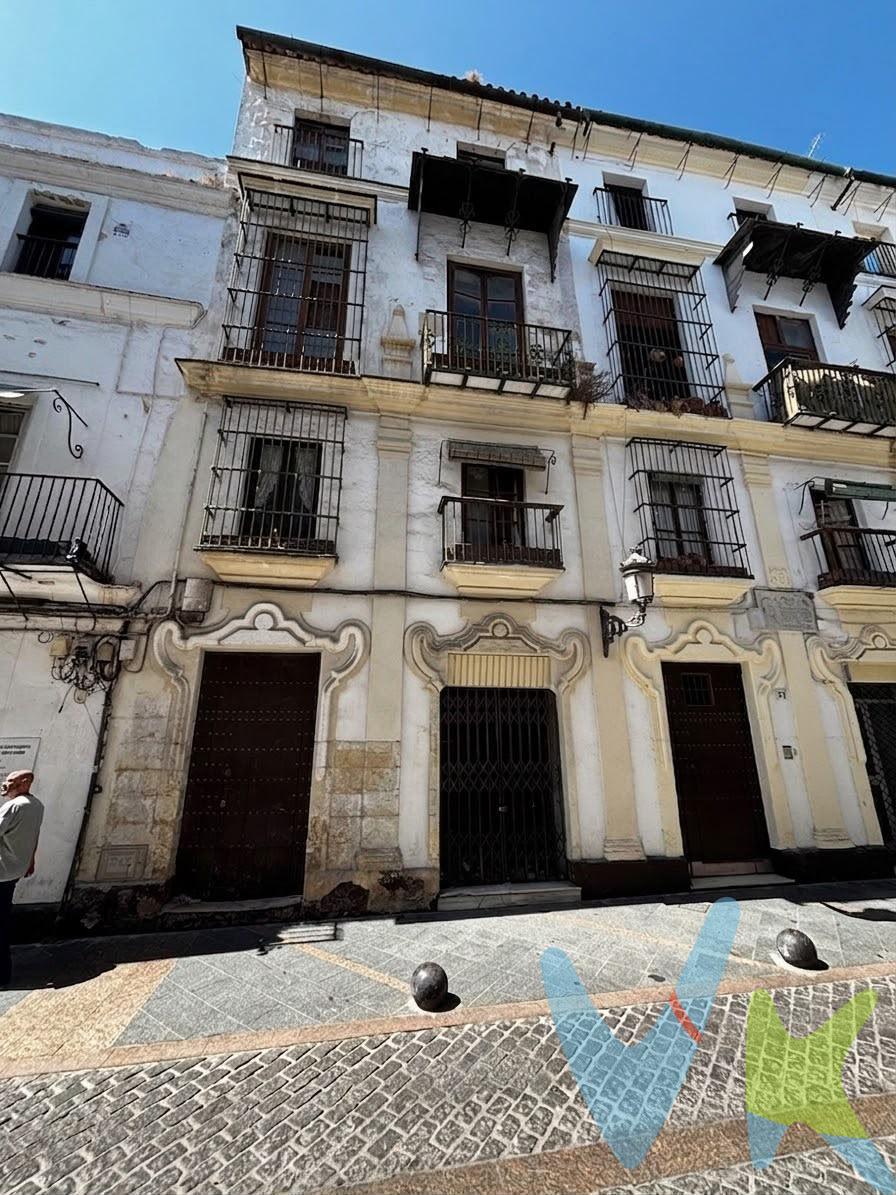 ¿Buscas un proyecto inmobiliario altamente rentable, seguro y sin esperas burocráticas?. Presentamos esta magnífica finca completa situada en la emblemática Calle Palacios, en pleno Conjunto Histórico de El Puerto de Santa María (Cádiz). Esta propiedad es una auténtica joya para cualquier promotor o inversor, ya que se entrega lista para que las máquinas entren a trabajar mañana mismo. EL GRAN VALOR AÑADIDO: TIEMPO Y DINERO AHORRADO. Al adquirir esta finca, no tendrás que lidiar con los habituales e interminables trámites urbanísticos. El precio incluye:. - Proyecto Básico y Proyecto de Ejecución totalmente redactados y PAGADOS . - Licencia de Obra Mayor CONCEDIDA en Marzo de 2026, con todos los parabienes, tasas liquidadas y el visto bueno definitivo de Patrimonio/Cultura (edificio con Grado de Protección Nivel 3). - Estructura pre-revisada (cuenta con consolidación de forjados de 2016). EL PROYECTO: 5 VIVIENDAS DE ALTA DEMANDA. El proyecto de ejecución aprobado contempla la rehabilitación integral del edificio (manteniendo su encanto histórico, el zaguán original y sus patios) para albergar 5 exclusivas viviendas conectadas por un nuevo ascensor, con una superficie construida total de 494,06 m² distribuidos en 4 plantas:. - Planta Baja (Vivienda 0A): Coqueto apartamento de 2 dormitorios y 1 baño con vistas al patio principal. - Planta Primera: 2 apartamentos (Viviendas 1A y 1B) de 1 dormitorio, uno exterior a la Calle Palacios y otro volcado al tranquilo patio interior. - Planta Segunda y Ático: 2 apartamentos, destacando la Vivienda 2A (Tipología Dúplex), que se desarrolla entre la planta segunda y el ático, contando con un espectacular estudio/salón y acceso directo a una cubierta privada tipo solárium. La Vivienda 2B es un apartamento de 1 dormitorio volcado al patio. SOSTENIBILIDAD Y CONFORT. El proyecto está diseñado para cumplir con los más altos estándares del Código Técnico de la Edificación (CTE). Contempla instalaciones de última generación: climatización, agua caliente sanitaria mediante Aerotermia, instalación de placas solares fotovoltaicas en cubierta y sistemas de ventilación mecánica, garantizando viviendas de alta eficiencia energética. UBICACIÓN INMEJORABLE. Situada en el corazón de El Puerto de Santa María, rodeada de historia, gastronomía, bodegas y a un paso de todos los servicios. Un emplazamiento ideal tanto para destinar las viviendas al mercado de alquiler de larga temporada, alquiler turístico (alta rentabilidad) o venta directa. No dejes pasar esta oportunidad de negocio. Todo el trabajo de despacho ya está hecho y pagado. ¡Solo tienes que empezar a construir!. Contáctanos hoy mismo para más información, consultar los planos detallados y conocer todos los pormenores de esta fantástica inversión.