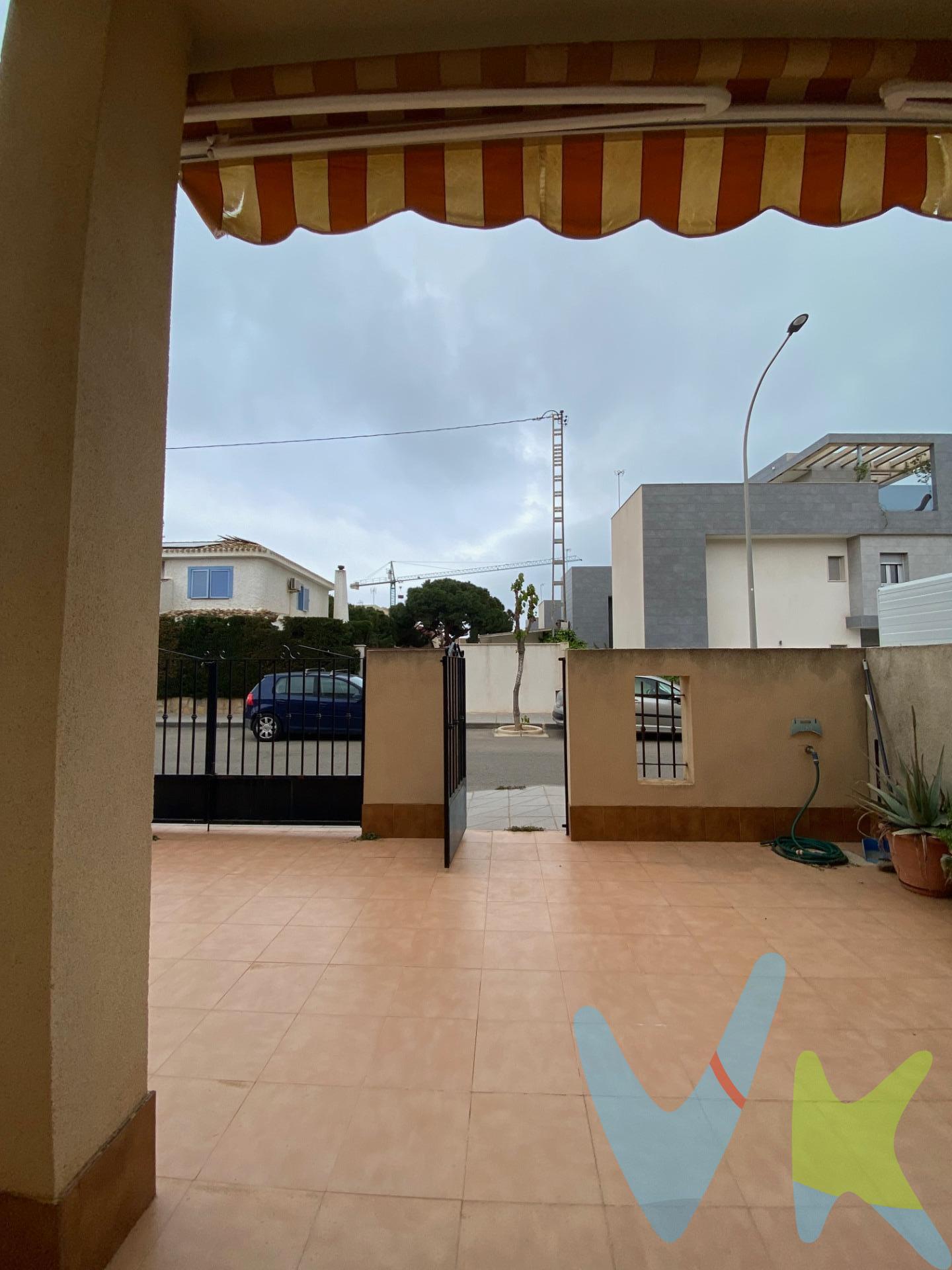 Crea el hogar que siempre has soñado en este dúplex en La Torre de la Horadada situado a tan solo unos metros de la playa de los Jesuitas. La vivienda se distribuye en dos plantas con dos patios, uno exterior con acceso a la vivienda y otro interior con acceso desde la cocina. En la planta baja encontramos el salón, una gran habitación  un baño completo con ducha y la cocina con acceso al patio interior. Desde el salón, accedemos a la planta segunda mediante una escalera en madera para encontrarnos una segunda planta, con tres grandes habitaciones y otro baño completo, este con bañera. La habitación principal cuenta con una balcón. . Para terminar te queremos comentar algo: ¡Descubre una aventura inmobiliaria que combina calidad, pasión y profesionalidad! La confianza que los propietarios han depositado en nosotros es un testimonio de nuestro compromiso en brindarte un servicio excepcional. Aquí viene el detalle especial: al contactarnos directamente, evitarás molestarlos, nosotros seremos tus intermediarios y te proporcionaremos toda la asistencia necesaria. Estamos aquí para facilitarte la documentación e información que requieras, y te prometemos un trato cálido y sin complicaciones. Te informaremos detalladamente de todos los aspectos, incluyendo gastos de la compra y honorarios de agencia que no están incluidos en el precio, para garantizar tu comodidad y tranquilidad durante todo el proceso. Esa es nuestra esencia, proporcionarte. Calma: “Estado ideal de tranquilidad que tendrás al comprar tu casa con nosotros”. Queremos que sepas que tanto la descripción del inmueble como las imágenes que ves son valiosas referencias informativas, en ningún caso tienen carácter contractual. Asimismo, el precio ha sido designado por la propiedad por lo que podría sufrir variaciones y no sería vinculante hasta que se formalice en contrato de compraventa. * ¡Oye, agente inmobiliario! Si estás leyendo este texto y te gusta, te desafiamos a ser creativo y sorprendernos con una adaptación original. ¡Nada de copiar y pegar, queremos ver tu ingenio en acción! Así que prepárate para darle un toque único y cautivador a estas palabras. Estamos ansiosos por ver cómo le das vida a este mensaje con tu propia magia inmobiliaria. ¡Adelante, demuéstranos de qué eres capaz!
