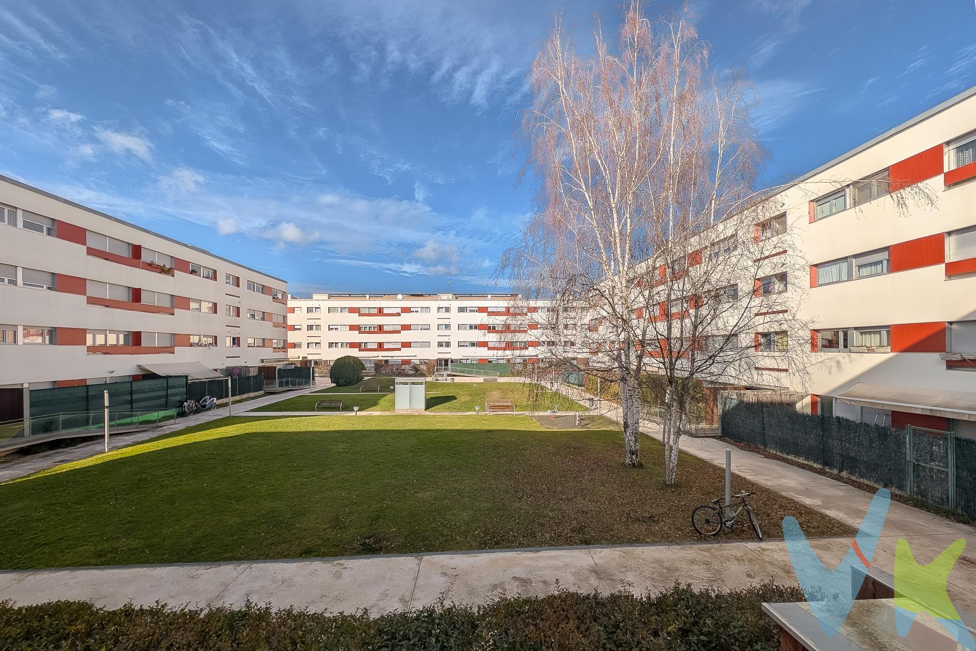 Te presentamos esta vivienda luminosa y bien distribuida, situada en primera altura sin ascensor, en la demandada zona de Parque Los Olmos, un entorno tranquilo y con jardín comunitario, ideal para familias o quienes buscan calidad de vida. La vivienda cuenta con 102 m² construidos y 90 m² útiles, con una distribución cómoda y funcional. Dispone de una cocina independiente de 10,80 m², espaciosa y práctica para el día a día, y un salón de 23 m², amplio y muy luminoso. La zona de descanso se compone de tres habitaciones, dos de ellas de 10,52 m² y 13,27 m², además de un dormitorio principal de 13 m² con baño en suite, lo que aporta un extra de comodidad e intimidad. La vivienda cuenta también con un segundo baño completo que da servicio al resto de la casa. Entre sus calidades destacan el suelo laminado, las ventanas cambiadas, y la calefacción y agua caliente mediante caldera individual, lo que permite un mayor control del consumo. Los gastos de comunidad son de 100 € mensuales. Como valor añadido, el piso incluye plaza de garaje y trastero, proporcionando comodidad y espacio extra de almacenaje. Una excelente oportunidad para vivir en una zona consolidada, rodeada de zonas verdes y con todos los servicios a mano. 📞 ¿Te interesa? Llámanos sin compromiso y ven a visitarlo. Los datos y superficies indicados en este anuncio son aproximados y tienen un carácter meramente informativo, sin valor contractual. El precio de venta no incluye impuestos ni gastos derivados de la transmisión. ¡NO COBRAMOS HONORARIOS AL COMPRADOR!