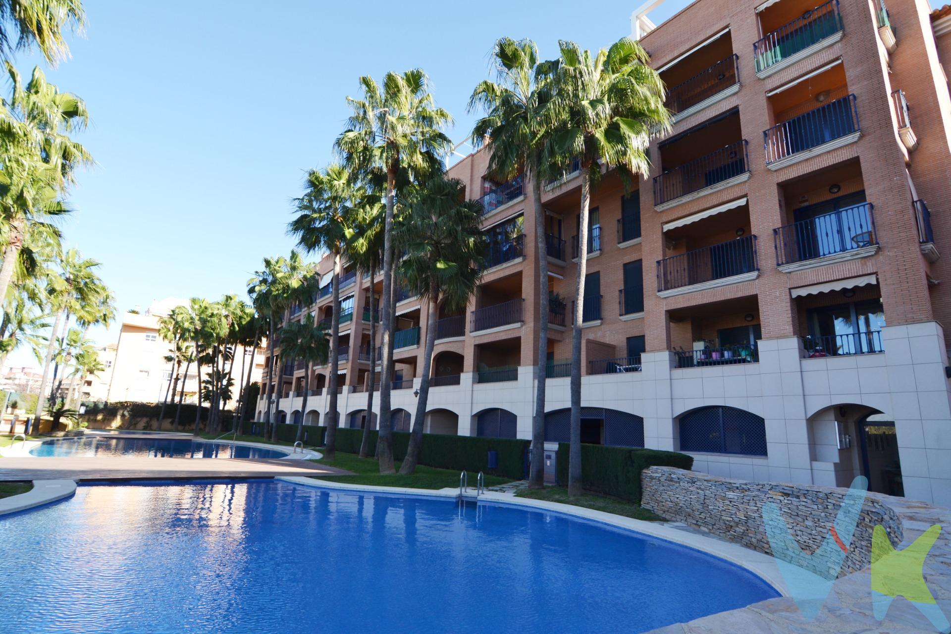 Bajo Único, con Terraza Jardín de 125 m2. Descubre esta exclusiva vivienda en Punta de Raset, una de las mejores zonas de Denia. Ubicado en una urbanización de ensueño con tres piscinas, parque infantil y acceso adaptado para personas con movilidad reducida y lo más importante es que está a 800 m de la Playa Escollera Norte en el  puerto de Denia. 🔹 Características destacadas:. JARDÍN DE 125M2. VIVIENDA DE 100M2. ✅ Luz natural en cada rincón. ✅ Dormitorio principal en suite con baño completo y armario empotrado. ✅ 2º Dormitorio con armario empotrado. ✅ 2º Baño completo. ✅ Cocina independiente totalmente equipada y con salida a patio. ✅ Ventanas de doble acristalamiento para máximo confort. ✅ Puerta blindada para tu tranquilidad. ✅ Terraza con acceso desde el salón. ✅ Plaza de garaje incluida. 📍 Ubicación inmejorable, rodeada de servicios y a pocos minutos de la playa. 📩 ¡No dejes pasar esta oportunidad! Contáctanos para más información o agenda tu visita hoy mismo. El comprador tendrá un coste adicional correspondiente al servicio de gestión, asesoramiento y acompañamiento en todo el proceso de compra. Dicho importe, el mobiliario, la decoración y los impuestos no están incluidos en el precio publicado.