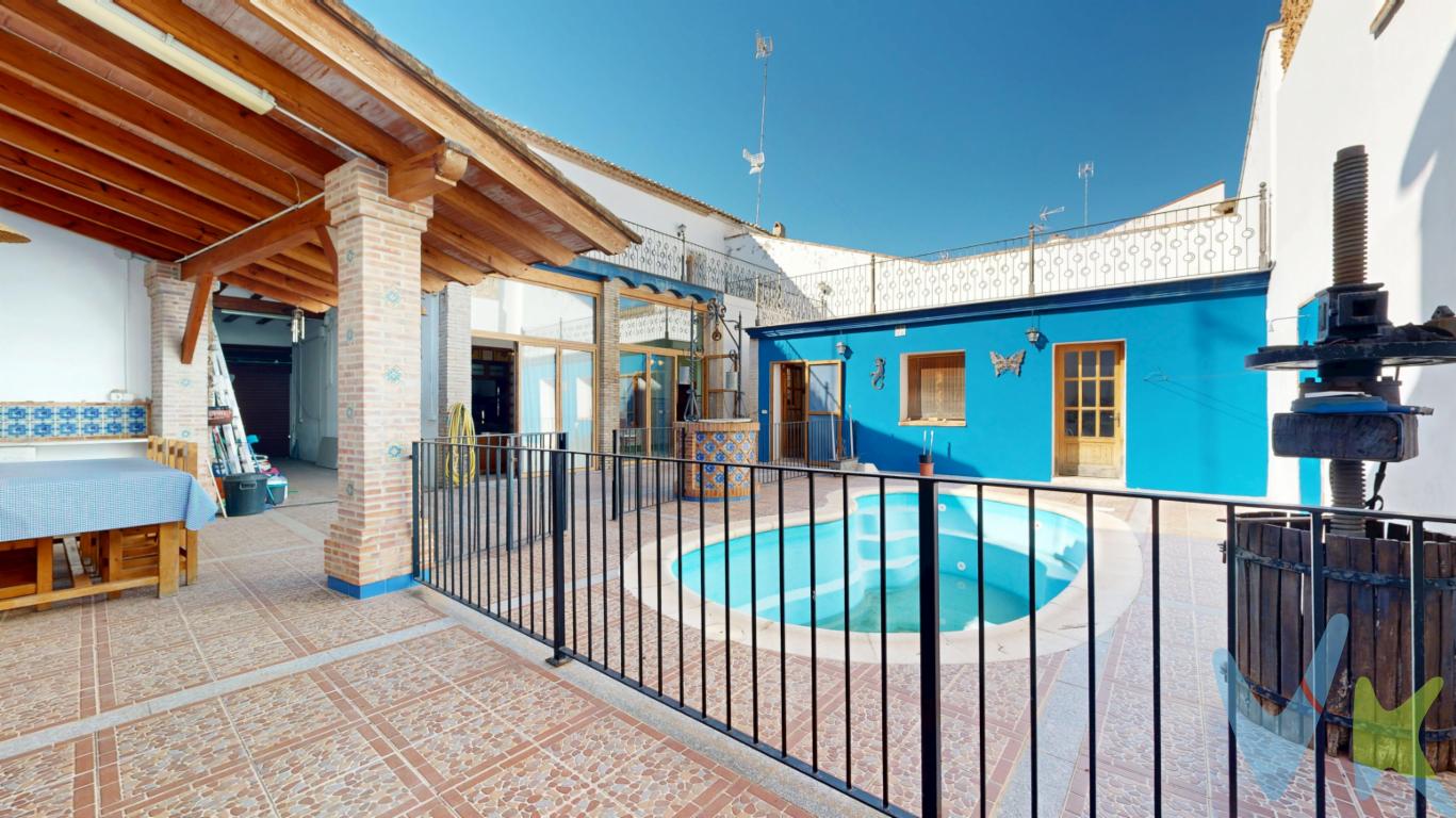 ESPECTACULAR CASA DE PUEBLO  DE 441M², TOTALMENTE RESTAURADA ,CON PISCINA,GARAJE Y PAELLERO JUNTO A LA PLAZA MAYOR!!  Ubicada en el centro de Llombai se encuentra tu futura casa. Una vivienda para disfrutarla, en ella podrás pegarte un baño en la piscina cuando vengas de trabajar, o jugar en ella con tus hijos o amigos. El patio es un espectáculo, su zona porchada, barbacoa, cocina exterior, pozo propio... Reuniones familiares, celebraciones....   La casa tiene una superficie en planta de 300m². No hará falta que inviertas en rehabilitarla  ya que los actuales propietarios lo hicieron en torno al 2010 con una rehabilitación integral, a conciencia, diferenciando la parte central de la casa, que la realizó la empresa EMR (https://www.emr.es/) respecto la zona de nueva construcción. El alcance fue la vivienda íntegra, donde se han restaurado las vigas de madera, pinturas existentes en paredes y techo, reforzando el forjado añadiéndole una capa de compresión armada de unos 12 cm de espesor, junto con la sustitución total de la cubierta con vigas de hormigón. En la planta superior se ha dotado de puntos de agua, luz y saneamiento para poder construir una vivienda completa. También en dicha planta se han cambiado las carpinterías recayentes a fachada con madera tipo nogal, con rotura de puente térmico y doble vidrio con cámara intermedia (2+2) en las carpinterías de fachada, respetando la línea clásica. En las carpinterías interiores de planta primera y planta baja (recayente al patio), son de aluminio con terminación de madera con persianas eléctricas, también con climalit 2+2. En planta baja las carpinterías de aluminio se abaten completamente, de forma que se puede generar una apertura completa del hueco.  La parte de la cocina, terraza y cuarto de instalaciones de la piscina son de nueva construcción.   En el alcance de las modificaciones se sustituyó la totalidad de las instalaciones (electricidad, fontanería y saneamiento) de la vivienda, incluyendo la parte de la vivienda que se ha restaurado.  El pozo existente es real y dispone de agua potable (analizada por laboratorio) junto con un motor que permite su extracción, independiente de la red pública de agua potable. En su día se hizo una prueba de agotamiento durante 2 horas y no se terminó el suministro.  La piscina dispone de sistemas de cloración y depurado para su mantenimiento, así como luces para disfrutarla por la noche.  Se han mantenido elementos propios de la economía doméstica y la historia de la casa como la prensa de vino que hay junto a la piscina.  Se dispone de un torrador típico valenciano que permite elevar la parte de la parrilla o paellero para un mejor cocción de los alimentos.  La vivienda dispone de entrada por el garaje que permite la ubicación de 2 vehículos.  Se dispone de un registro fotográfico de la totalidad de la actuación, materiales elegidos, procesos constructivos, trazados de instalaciones, etc. Que permiten conocer la historia y el alcance de la restauración de esta vivienda con historia.  En este momento disponemos de 5 habitaciones, terraza/patio de 80m², piscina, barbacoa, porchada, garaje para más de 2 vehículos, terraza superior y unos excelentes acabados para proporcionarte una altísima calidad de vida. No lo pienses, llámanos y te daremos todos los detalles que necesites para tomar la decisión que te cambiará la vida    Si tienes que vender antes tu vivienda, llámanos y te asesoramos cómo hacerlo para además tener los mínimos gastos posibles y todas las garantías.Agencia Registrada con el nº4039 en el Registro Obligatorio de Agentes Inmobiliarios de la Comunidad ValencianaPor mandato expreso del propietario, COMERCIALIZAMOS ESTE INMUEBLE EN EXCLUSIVA, lo que le garantiza el acceso a toda la información, a un servicio de calidad, un trato fácil, sencillo y sin interferencias de terceros. Por este motivo, se ruega NO MOLESTAR AL PROPIETARIO, a los ocupantes de la propiedad o a los vecinos. Muchas gracias por su comprensión.La oferta está sujeta a cambios de precio o retirada del mercado sin previo aviso. Este anuncio en su conjunto, incluyendo textos, fotos, imágenes o cualquier otro contenido de este, no es vinculante dado que la información es ofrecida por terceros y puede contener errores. Se muestra a título informativo y no contractual.El precio del inmueble no incluye los honorarios de la agencia que ascienden al 4%+IVA del precio final del inmueble, ni los gastos de notaría y registro de la propiedad (que están sujetos a aranceles y varían dependiendo del precio de escrituración), ni los impuestos (que en la Comunitat Valenciana varían dependiendo del precio del inmueble y de las características personales del comprador).Esta propiedad se pone a la venta con toda la documentación comprobada y en regla, por lo que ofrecemos GARANTÍAS a los compradores.