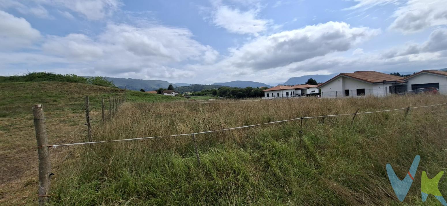 Una oportunidad única para construir una vivienda exclusiva en un entorno natural privilegiado.Se vende finca rústica situada en Villanueva de la Peña (Mazcuerras, Cantabria), con proyecto de vivienda unifamiliar ya aprobado por la CROTU, encontrándose actualmente pendiente únicamente de la licencia municipal.Se trata de una parcela ubicada en un entorno tranquilo, rodeado de naturaleza y con excelentes comunicaciones, ideal tanto para residencia habitual como para segunda vivienda.La venta incluye un proyecto completo de vivienda unifamiliar de una sola planta, con un pequeño altillo, de diseño tradicional, amplios espacios y una excelente integración en el paisaje.La distribución incluye un amplio salón, comedor independiente, cocina, tres dormitorios (uno de ellos tipo suite con baño privado), un segundo baño completo, recibidor, distribuidor, despensa-lavadero, trastero, garaje y un práctico altillo con múltiples posibilidades de uso (despacho, zona de lectura, estudio o espacio de ocio).La vivienda se completa con amplios porches orientados para disfrutar del jardín y del entorno natural durante todo el año, creando una perfecta continuidad entre los espacios interiores y exteriores.La implantación de la vivienda ocupa únicamente el 8 % de la parcela, conservando una gran superficie libre para jardín, zonas de recreo o paisajismo, un importante valor añadidoNo se trata simplemente de una finca rústica.El proyecto ya ha superado una parte muy importante de la tramitación administrativa al contar con la aprobación de la CROTU, quedando pendiente únicamente la obtención de la licencia municipal para continuar con el proceso.Esto supone un importante ahorro de tiempo y gestiones para el futuro propietario.Si busca un lugar donde construir una vivienda singular en uno de los entornos más bonitos de Cantabria, esta finca representa una excelente oportunidad. 