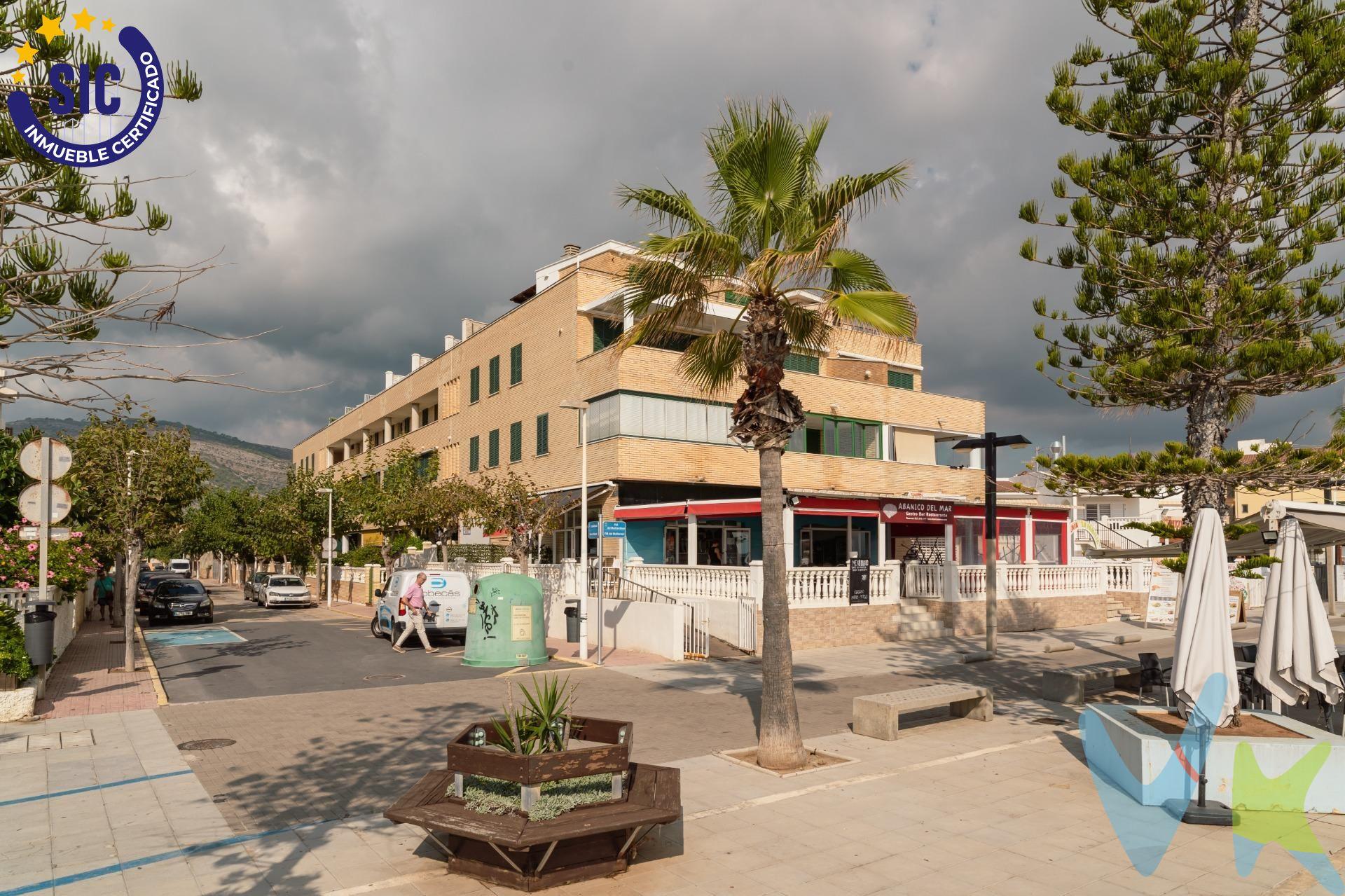 Te presentamos este refugio en la costa, un apartamento en primera línea de playa, distribuido en un amplio y luminoso salón comedor al cual se le ha incorporado la terraza, una funcional y practica cocina office, una habitación doble con armario empotrado y un baño completo con plato de ducha. Este apartamento es el lugar perfecto para relajarte y disfrutar de la vida al máximo. Además cuenta con una plaza de garaje, un lujo añadido para que puedas aparcar tu vehículo con seguridad y comodidad. ¿Imaginas despertar cada mañana con el sonido de las olas ? Pues no lo dejes escapar y ven a visitarlo. La playa Morro de Gos, con un entorno ideal para relajarte. Encontrarás todos los servicios e instalaciones que distinguen a una playa accesible. Su encanto principal reside en su tranquilidad. Esta maravillosa playa cuenta con los distintivos de Bandera Azul, ISO14001, SICTED (Sistema Integral de Calidad Turística en Destino) y “Q” Qualitur. Como ves una preciosa playa de fina arena con oleaje moderado y poco profundo. Los metros útiles son aproximados. Este inmueble es en exclusiva, con lo que le facilitamos cualquier información sobre la vivienda. Por este motivo, solicitamos no molesten al propietario, ocupantes de la propiedad, vecinos o conserje de la comunidad. . Muchas gracias por su comprensión. El precio indicado puede sufrir variaciones. En todos los casos los precios expuestos son más impuestos y gastos derivados de la transmisión del inmueble.