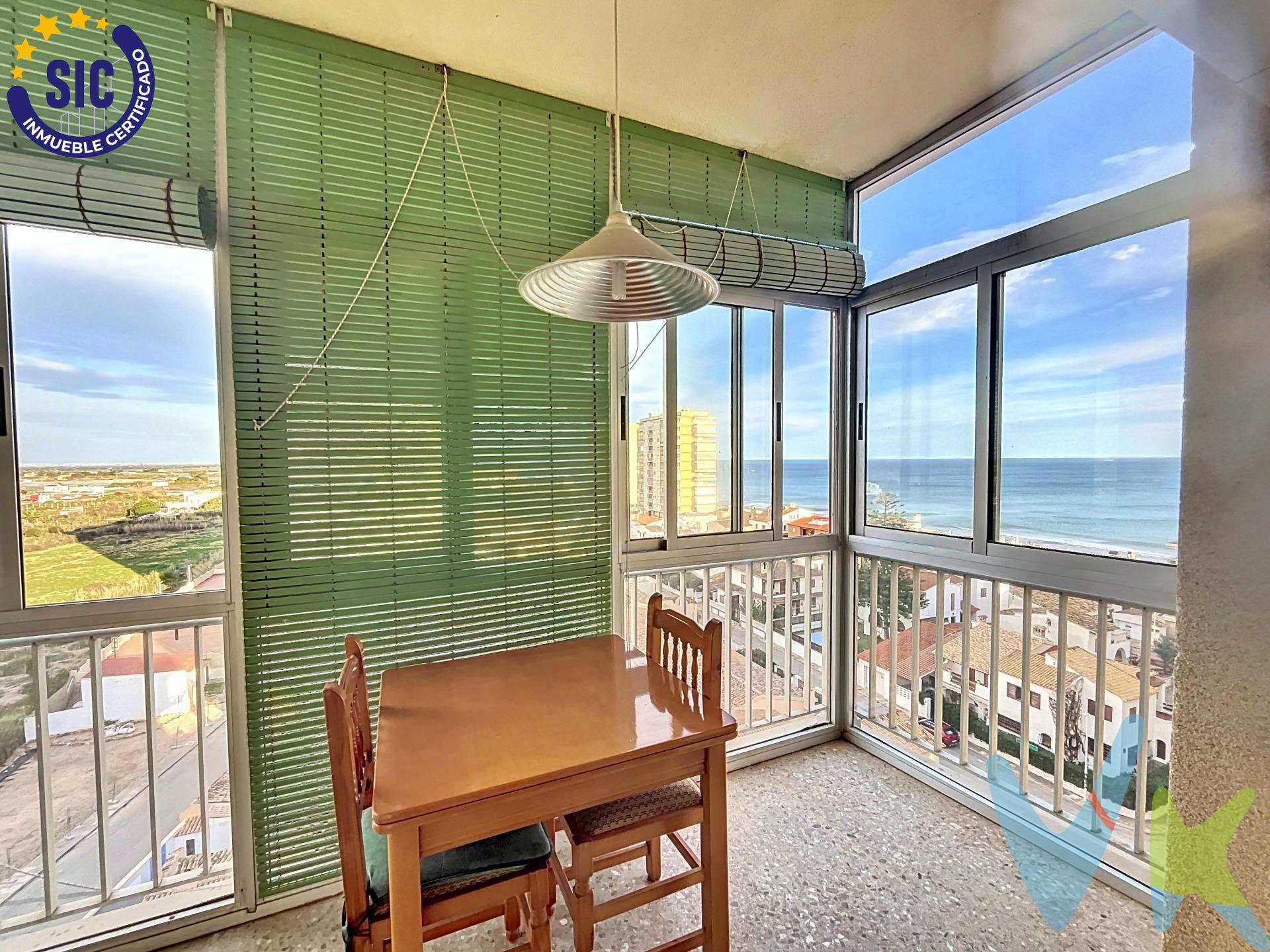 En Venta Coqueto Apartamento en Mareny Blau con vistas al mar y la Albufera. Imagina despertar cada día con la brisa marina y unas vistas privilegiadas al Mediterráneo y la Albufera. Este acogedor apartamento en Mareny Blau (Sueca) te ofrece la oportunidad de disfrutar de un entorno único, a solo 3 minutos andando de la playa, en una zona tranquila y con un ambiente familiar. Situado en la séptima planta de un edificio con ascensor construido en 1972, el inmueble cuenta con 53 m² construidos según Catastro, distribuidos en 1 dormitorio, 1 baño y un luminoso salón-comedor. Lo que hace tan especial a este hogar es su amplia terraza acristalada, accesible tanto desde el salón como desde el dormitorio, un rincón perfecto para relajarse mientras contemplas los atardeceres sobre la Albufera o el azul infinito del mar. El edificio dispone de servicio de conserjería, lo que aporta comodidad y seguridad a sus residentes. Además, en el precio se incluyen acciones del club social, ubicado a pocos metros del edificio, donde podrás disfrutar de sus instalaciones exclusivas, que incluyen piscina, bar y canchas de tenis. El apartamento se encuentra para reformar, ofreciéndote la posibilidad de diseñarlo a tu gusto y convertirlo en el refugio perfecto junto al mar. Si buscas un lugar donde desconectar, con unas vistas inigualables, servicios exclusivos y a pocos pasos de la playa, ¡esta es tu oportunidad!. La descripción del presente inmueble e imágenes tienen mero carácter informativo y en ningún caso carácter contractual, pudiendo ser modificados por la inmobiliaria comercializadora sin que ello implique responsabilidad alguna frente a terceros. En el precio de venta a público, esta propiedad NO incluye los gastos de adquisición (Notario, registro, gestión, honorarios, etc…).
