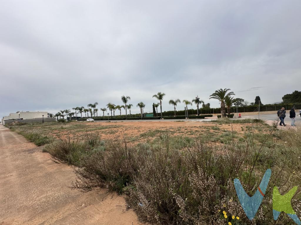 Solar esquinero urbano en venta en el Sector IV de Rafelbunyol. Situado en la zona residencial, al lado del parque de la Senyera. Cuenta con las 3 orientaciones: este, oeste y norte. Con posibilidad de construir sótano, planta baja, primera planta y buhardilla. 