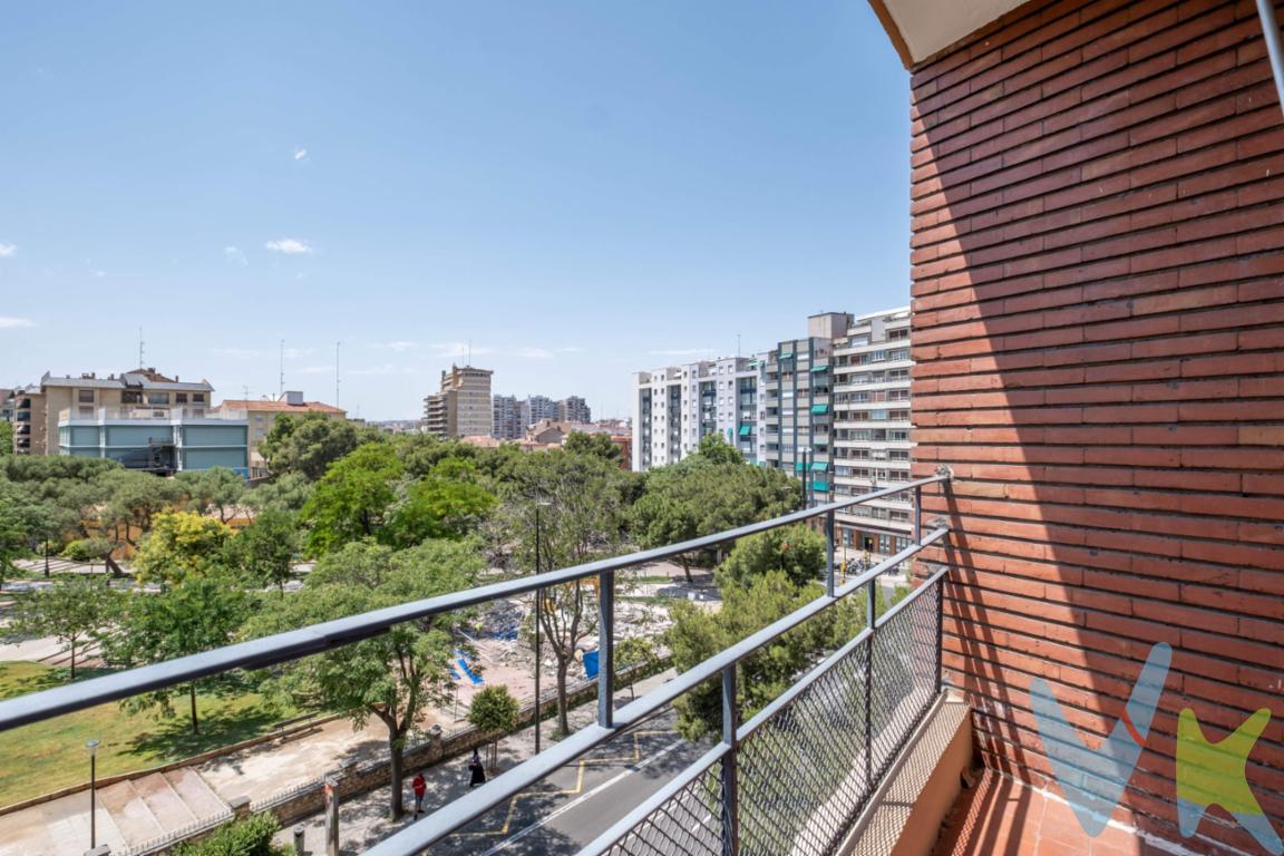 En Ps. Cuellar. En el codiciado barrio de Ruiseñores, te espera este magnífico piso de 163 m² construidos para dejar a tu gusto y necesidades. Ideal para familias que buscan amplitud, bienestar y una ubicación privilegiada en Zaragoza. * En un buen edificio con portal accesible para personas de movilidad reducida : rampa, apertura remota del portal y ascensor. * El salón-comedor, con acceso a una terraza que mira directamente al Parque Pignatelli, es el lugar perfecto para desconectar. * La cocina, amplia y funcional, incluye una práctica galería cerrada, ideal como zona de almacenaje o lavandería. * Dispone de 5 dormitorios versátiles, perfectos para quienes trabajan desde casa, tienen hijos o quieren contar con un espacio extra para invitados. * 2 baños con ventana: confort, ventilación natural y luz en tu rutina diaria. ✨ Además, disfrutarás de:. Vistas despejadas y muchísima luminosidad natural en toda la vivienda. Una plaza de garaje incluida en un edificio cercano (Calle Cuéllar 15). Zonas infantiles, colegios de referencia y excelentes conexiones de transporte justo al lado. 🌳 Un entorno arbolado, familiar y lleno de vida…. 💫 Una casa con alma, lista para convertirse en tu nuevo hogar.