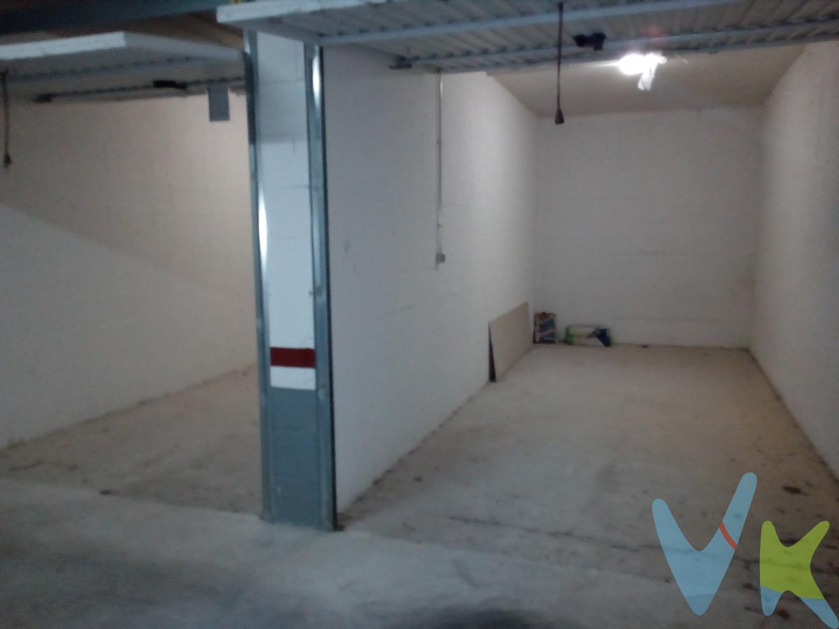 Plaza de garaje cerrada con una superficie útil de 15,69 m2. Puerta comunitaria automática. Los impuestos, gastos de notaría y registro no están incluidos en el precio