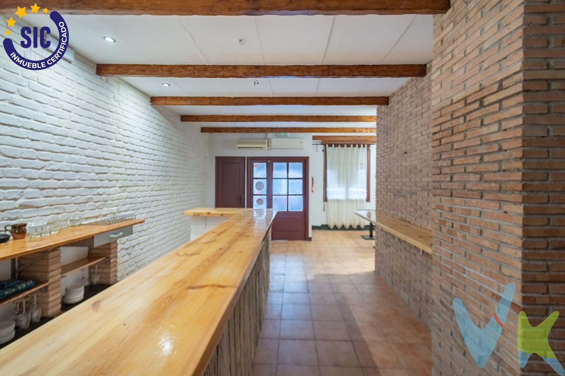 *Local Céntrico en Castellón con Licencia para Taberna y Versatilidad Comercial*. ¡Aprovecha esta magnífica oportunidad de adquirir un local en pleno centro de Castellón! Este bonito inmueble no solo cuenta con la licencia necesaria para establecer una taska, sino que también es ideal para cualquier otro tipo de comercio que desees desarrollar. Con una ubicación inmejorable, este local se encuentra en una zona de alto tránsito, lo que garantiza visibilidad y acceso a un gran número de clientes potenciales. Su diseño flexible permite adaptarlo a diferentes conceptos comerciales, desde tiendas boutique hasta cafeterías o oficinas. Imagina la posibilidad de crear un ambiente acogedor y atractivo que atraiga a los residentes y visitantes de la ciudad. No dejes pasar esta oportunidad única de invertir en un espacio que puede cumplir tus sueños empresariales. ¡Contáctanos para más detalles y ven a descubrirlo!. ---