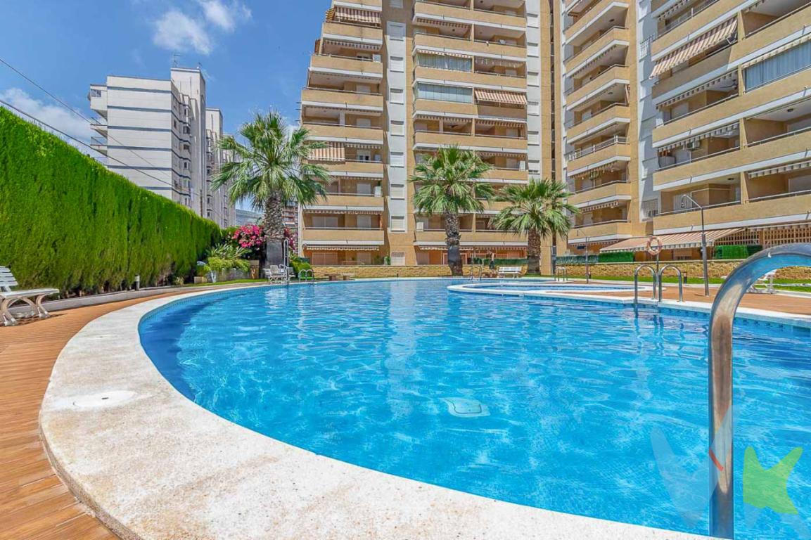 Presentamos una magnífica oportunidad de adquirir un piso excepcional en el corazón de Oropesa del Mar-Orpesa, en la codiciada Zona Playa de la Concha. Este inmueble esta situado en la novena planta de un edificio bien mantenido construido en 2002. Con una superficie de 56 metros cuadrados útiles y 59 metros cuadrados construidos, esta propiedad ofrece el espacio perfecto para vivir cómodamente.Las características del piso son incomparables. Consta de dos habitaciones bien distribuidas, ideales tanto para una pequeña familia como para aquellas personas que buscan un espacio adicional para invitados o una oficina en casa. La luminosidad del piso es uno de sus puntos fuertes, con una excelente orientación que asegura luz natural a lo largo del día.La cocina equipada con electrodomésticos está diseñada para maximizar la funcionalidad y el confort, facilitando la preparación de deliciosas comidas. Además, el mobiliario incluido en la venta, añade un valor excepcional al inmueble, ofreciendo un hogar listo para ser habitado desde el primer día.Uno de los mayores atractivos de esta propiedad es su amplia terraza, un espacio perfecto para disfrutar de las vistas panorámicas de la ciudad y del clima mediterráneo. Imagina comenzar tus mañanas con un café al aire libre o relajarte al final del día contemplando el atardecer.El edificio cuenta con servicios excepcionales que mejoran la calidad de vida de sus residentes. El ascensor moderno asegura fácil acceso a la planta alta, y la piscina comunitaria es un lugar perfecto para el ocio y la relajación, especialmente durante los cálidos meses de verano. Asimismo, la propiedad incluye una plaza de garaje, una característica muy buscada en esta zona, asegurando comodidad y seguridad para tu vehículo.La ubicación es inmejorable, con fácil acceso a las principales vías de transporte. La cercanía a la estación de tren y paradas de bus permite desplazarse por la región de manera sencilla y rápida, facilitando la conexión con otras ciudades y localidades. Esta característica hace que el inmueble sea ideal tanto para aquellos que trabajan en las inmediaciones como para quienes necesitan desplazarse regularmente.El entorno del inmueble no podría ser mejor. Situado en una zona tranquila pero dinámica, los residentes pueden disfrutar de la tranquilidad de sus zonas ajardinadas comunes. Estos espacios verdes ofrecen un lugar apacible para pasear o disfrutar de momentos al aire libre en familia.Rodeado de todos los servicios necesarios para la vida diaria, desde supermercados, tiendas, restaurantes hasta colegios y centros de salud, este piso lo tiene todo para satisfacer las necesidades de sus futuros propietarios. La vibrante comunidad de Oropesa del Mar-Orpesa asegura un estilo de vida activo y cómodo, sin perder el encanto de una localidad costera.En conclusión, este piso es una opción ideal para aquellos que buscan una residencia principal o una segunda vivienda para disfrutar de las bondades de la costa mediterránea. Sin duda, es una propiedad que merece ser visitada para apreciar en persona sus características únicas y el entorno en el que se encuentra. No pierda esta oportunidad de inversión en un lugar donde el confort, la calidad de vida y la accesibilidad se encuentran en perfecta armonía. Para más información o para programar una visita, no dude en ponerse en contacto con nosotros. Sin duda, estamos seguros de que este inmueble superará sus expectativas. 