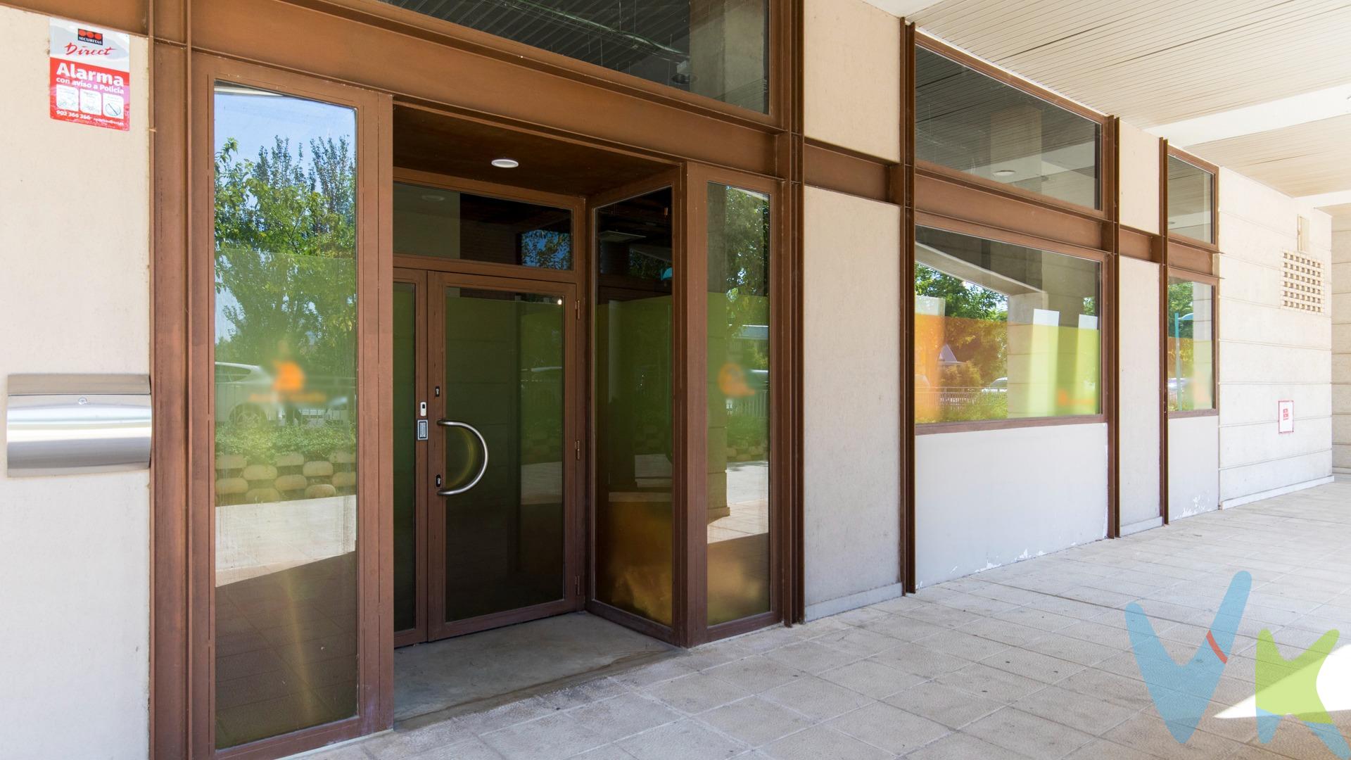 📍 Local reformado junto al Puente de Hierro – Zaragoza. ¿Buscas un nuevo espacio para tu negocio?. Te presentamos este fantástico local de 110 m² útiles, situado a pocos minutos andando del centro de Zaragoza, en una ubicación estratégica y con gran visibilidad. Una oportunidad ideal tanto para inversores como para quienes quieran disponer de un local propio en el futuro. El local se encuentra totalmente reformado, con:. Suelos de cemento pulido de diseño moderno. Zona office, despacho/sala de reuniones y un amplio aseo. Aire acondicionado por splits para mayor confort. Techos altos que aportan amplitud y versatilidad. El edificio, construido en 1994, destaca por su excelente ubicación y fácil acceso. ✨ Una oportunidad única para invertir en una zona en pleno crecimiento de Zaragoza. 📞 Contacta con nosotros para más información y visitas.