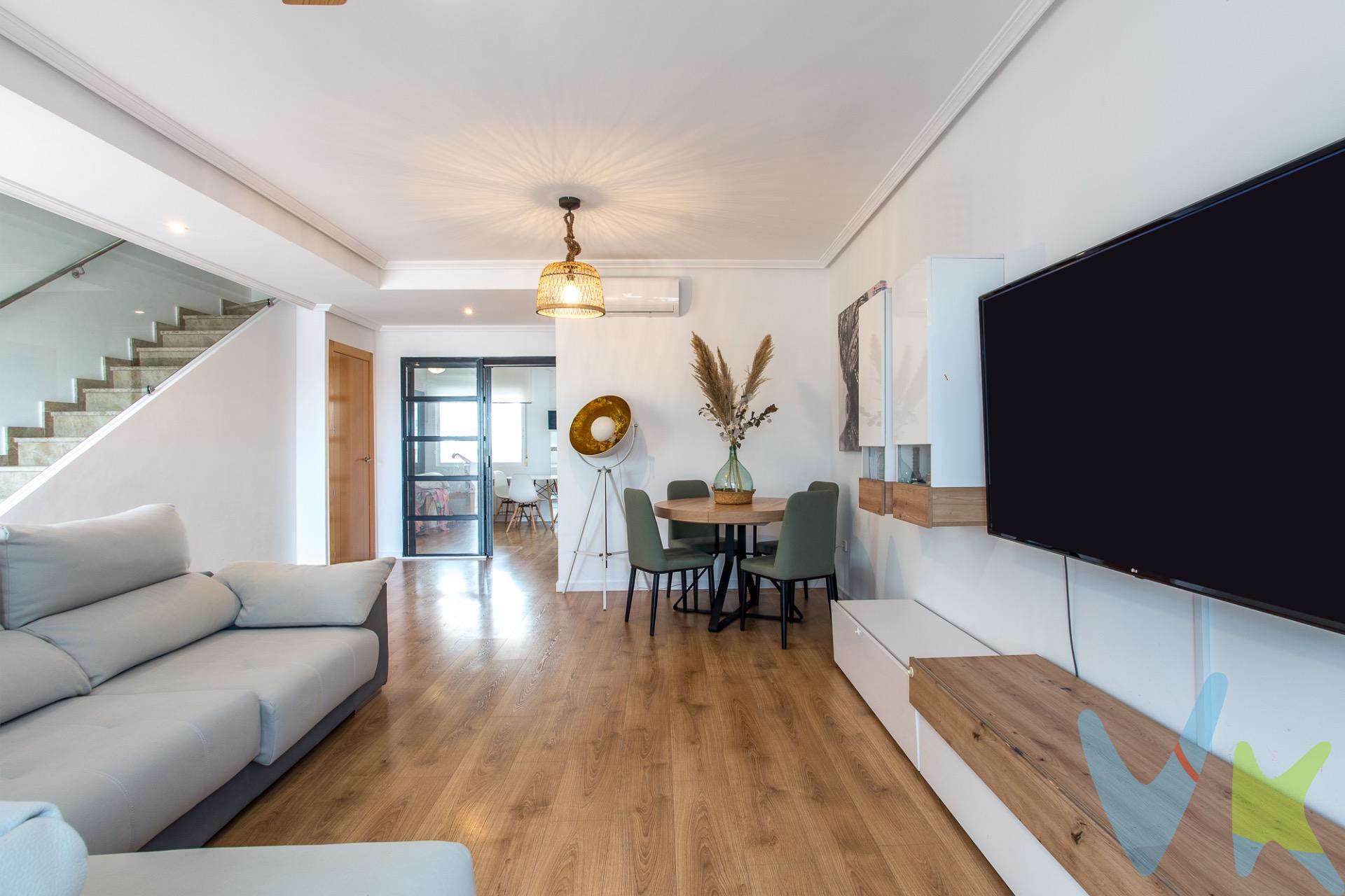 Imagina llegar a casa y sentir que desconectas nada más entrar en la urbanización Los Olivos, una zona residencial tranquila y muy bien comunicada, a un paso de todos los servicios. En este chalet pareado reformado encontrarás esa mezcla perfecta entre comodidad diaria, amplitud y espacios pensados para disfrutar en familia. En la planta principal, un salón muy luminoso te da la bienvenida y se conecta de forma fluida con la cocina, creando una zona de día práctica y acogedora. Desde la cocina accedes directamente a un gran porche, el escenario ideal para comidas al aire libre, celebraciones y ratos de relax mientras los niños juegan. En esta planta también dispones de un baño completo, muy cómodo para el día a día y para las visitas. En la primera planta se ubica la zona de descanso, con tres dormitorios y dos baños. Uno de los dormitorios es en suite, perfecto como dormitorio principal, ofreciendo intimidad y confort. Los otros dos dormitorios, amplios y luminosos, son ideales para niños, invitados o para crear un despacho en casa. En el semisótano encontrarás un amplio garaje, espacio de almacenaje y una habitación extra con muchas posibilidades: sala de juegos, gimnasio, zona de estudio o habitación de invitados, según lo que más necesitéis. Como valor añadido, la urbanización cuenta con piscina comunitaria y pista de pádel, convirtiéndose en un entorno perfecto para que los niños crezcan jugando al aire libre y para que toda la familia disfrute de deporte y vida social sin salir de casa. 🔑 Comercialización en multidifusión. Por mandato expreso del propietario, este inmueble se comercializa en multiexclusiva, lo que garantiza un acceso completo a la información, un servicio profesional y una gestión ordenada, sin interferencias de terceros. Si eres agente inmobiliario y tienes un cliente interesado, estaremos encantados de colaborar. Contáctanos sin compromiso. 🤝 Una compra tranquila y bien acompañada. Al contactar directamente con nosotros, evitarás molestias innecesarias a la propiedad. Nos encargamos de toda la intermediación, facilitándote la documentación, la información necesaria y un trato cercano, claro y sin complicaciones. Te informaremos con total transparencia de todos los aspectos de la compra, incluidos gastos y honorarios de agencia para que tomes decisiones con calma y seguridad. Nuestra forma de trabajar se basa en algo muy sencillo:. A continuación, te informamos de los gastos de compra no incluidos en el precio, para garantizar un proceso claro y tranquilo:. PVP: XXX€. No incluye gastos, impuestos y demás gastos legalmente correspondan al comprador: ITP del 7,75% con carácter general; existen excepciones según normativa aplicable (1). Base imponible el mayor valor entre el precio de venta o el valor referencia catastral. Gastos Notaría y Registro: 1.900€ aprox. según complejidad y aranceles vigentes (2). Financiación: gastos de hipoteca, tasación y gatos bancarios a cargo del comprador, según su necesidad y elección. Servicio doble de intermediación: Honorarios inmobiliaria a cargo del comprador: 3% precio final, más IVA (21%), salvo acuerdo contrario tras negociación, no incluidos en PVP. Operación y condiciones de compraventa sujeta a aceptación expresa del vendedor. Para acceder a información y documentación legalmente exigible por el consumidor: https://www.inmotasa.es/consumidor/. (1) Para una información exhaustiva sobre el funcionamiento, tipos impositivos y bonificaciones del ITP en la Región de Murcia, puedes consultar el portal oficial de la Agencia Tributaria Autonómica en el siguiente enlace: agenciatributaria.carm.es/ITPAJD. (2) Tarifas notariales y registrales reguladas en Anexo I Del Real Decreto 1426/1989 y, Anexo I Del Real Decreto 1427/1989, respectivamente. 