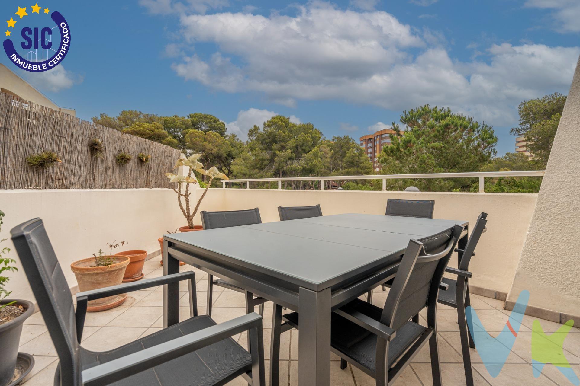 Este exclusivo apartamento, ubicado en la primera planta de una encantadora urbanización de adosados, se encuentra dentro del Parque Natural de la Albufera, en una zona protegida donde no se permiten nuevas construcciones, lo que lo convierte en una propiedad verdaderamente única y especial. Rodeado de bosque mediterráneo y a tan solo unos pasos de la playa, este hogar combina naturaleza, tranquilidad y comodidad, a solo 10 minutos de Valencia capital y con todos los servicios al alcance. El apartamento ha sido reformado y ofrece 4 habitaciones y 2 baños distribuidos inteligentemente: tres dormitorios y un baño en la planta superior, y en la planta baja, con acceso exterior, una habitación adicional con baño propio, ideal para mantener la independencia de invitados o familiares. Tiene split de aire acondicionado, una acogedora terraza que conecta el salón y la cocina, perfecta para relajarse o disfrutar de una comida al aire libre. Además, la urbanización cuenta con piscina comunitaria y plaza de parking. A solo 1,5 km está el pueblo del Saler, y a 2 km el prestigioso Parador Nacional con su famoso campo de golf y las tranquilas aguas del lago de la Albufera. Aquí podrás vivir cada día rodeado de naturaleza, despertarte con los sonidos del bosque y contemplar espectaculares amaneceres y atardeceres. A tan solo 12 km del centro de Valencia y a 20 minutos del aeropuerto, con transporte público directo a la ciudad, y servicios esenciales como centro médico, farmacia, colegio y comercios locales a poca distancia. Disfruta también de la excelente gastronomía valenciana en los restaurantes cercanos. Esta propiedad no es solo una vivienda, es una forma de vida. ¡Ven a conocerla y déjate enamorar!. Por mandato expreso del propietario, comercializamos este inmueble en exclusiva, lo que le garantiza el acceso a toda la información. Por este motivo, se ruega no molestar al propietario, a los ocupantes de la propiedad o a los vecinos. Muchas gracias por su comprensión. Si usted es agente inmobiliario y tiene un cliente para este inmueble, llámenos: estaremos encantados de colaborar. 