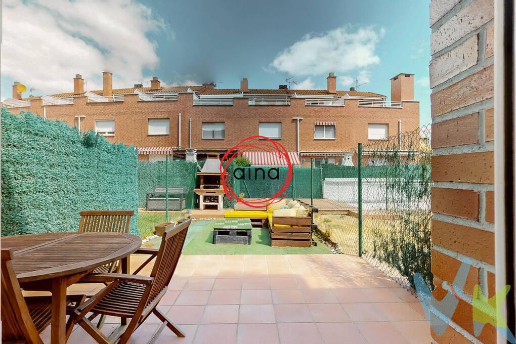 Hay hogares que ofrecen espacio… y otros que además regalan calidad de vida. Este chalet es uno de ellos.
Ubicado en una tranquila y consolidada zona residencial de Zizur Mayor, este magnífico chalet adosado de cuatro plantas destaca por contar con una zona de jardín privado con sol desde primera hora de la mañana y hasta última hora de la tarde, con 218 m2 construidos y 171 m2 útiles, su excelente distribución y por ofrecer el equilibrio perfecto entre espacios interiores y exteriores para disfrutar en familia.
Desde el primer momento, la vivienda transmite una agradable sensación de hogar. Cada planta ha sido diseñada para aprovechar al máximo el espacio, creando estancias amplias, luminosas y muy funcionales.
En la planta baja encontramos un práctico aseo de cortesía, una amplia cocina independiente de 12,50 m², completamente equipada y con espacio para el día a día, y un espectacular salón-comedor de casi 30 m², una estancia muy luminosa con salida directa a la terraza y al jardín privado que cuenta con barbacoa.
El jardín, con orientación este-oeste, es uno de los grandes protagonistas de la vivienda, permitiendo disfrutar del sol tanto por la mañana como por la tarde. Un espacio perfecto para relajarse, organizar comidas al aire libre o disfrutar con los más pequeños de la casa.
La primera planta alberga la zona de descanso, compuesta por un distribuidor, un baño completo y dos amplios dormitorios de 17,55 m² y 15,85 m², este último con acceso a un acogedor balcón, ideal para disfrutar de un momento de tranquilidad.
La última planta sorprende con un fantástico dormitorio abuhardillado de 25 m², un espacio lleno de posibilidades que puede convertirse en una magnífica suite principal, zona de trabajo o sala de ocio. Además, dispone de una espectacular terraza privada de 14 m², orientada al sureste, donde disfrutar del sol desde primera hora del día.
En el sótano encontramos un amplio garaje de 48 m², con capacidad para varios vehículos y una práctica zona equipada con una pequeña cocina, perfecta para acondicionar un acogedor txoko y convertirlo en el lugar ideal para reuniones familiares y con amigos.
Una ubicación para disfrutar del día a día
La vivienda se encuentra en una de las zonas residenciales más demandadas de Zizur Mayor, un entorno tranquilo y familiar con todos los servicios a escasos minutos a pie: colegios, instituto, supermercados, polideportivo, piscinas, farmacias, zonas verdes y excelentes comunicaciones con Pamplona.
Una vivienda pensada para quienes buscan amplitud, comodidad, espacios exteriores y una ubicación privilegiada, sin renunciar a la tranquilidad de vivir en un entorno residencial consolidado.
Si buscas un chalet donde cada estancia tenga su propio protagonismo, con un gran jardín, varias terrazas, un amplio garaje y el espacio que tu familia necesita, esta puede ser la oportunidad que estabas esperando.

INFORMACIÓN LEGAL A TENER EN CUENTA
ℹ️ Los datos, superficies y planos reflejados tienen carácter orientativo y meramente informativo, sin valor contractual.
El precio de venta no incluye impuestos ni gastos derivados de la transmisión.
La compra de la vivienda conlleva, entre otros, los siguientes gastos para la parte compradora:


6% Impuesto sobre Transmisiones Patrimoniales (ITP), según la normativa vigente y las circunstancias fiscales del comprador.


+- 1,5% Gastos de Notaría y Registro.


Gastos financieros en caso de financiación mediante préstamo hipotecario.


Los honorarios de intermediación inmobiliaria son asumidos íntegramente por la parte vendedora.
¡El comprador no paga honorarios de agencia!