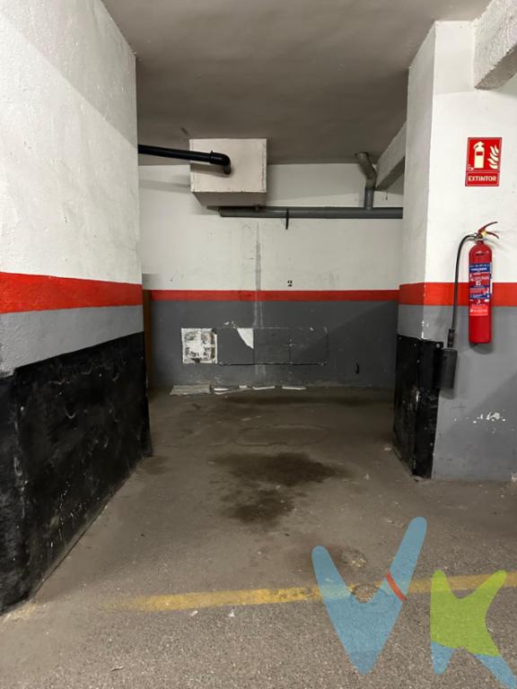 presentamos este parking con puerta con mando para coche mediano o chico ubicado a pasos de la plaza de la oca. ideal para que no tengas que perder tiempo buscando donde dejar el coche.API 3536 AICAT 11998  Ofrecemos acompañamiento en todo el proceso de compra-venta para que nuestros clientes se sientan bien asesorados. Desde la primera visita para encontrar Tu hogar que se ajuste a tus necesidades, la negociación de precios, contratos, Escritura. También estamos presente en los extras que conllevan una compra como, búsqueda de financiación y profesionales para las reformas que su nueva vivienda pueda necesitar. HONORARIOS DE LA INMOBILIARIA INCLUIDOS EN EL PRECIO DE VENTA *** gastos de compra venta no incluidos en el precio -para más información sobre gastos consulta la web gencat.cat *** SI TIENES UN INMUEBLE PARA VENDER O ALQUILAR PONTE EN CONTACTO CON NOSOTROS QUE TE GUIAREMOS Y TE ASESORAREMOS EN EL PROCESO Puedes consultar nuestras reseñas en Google