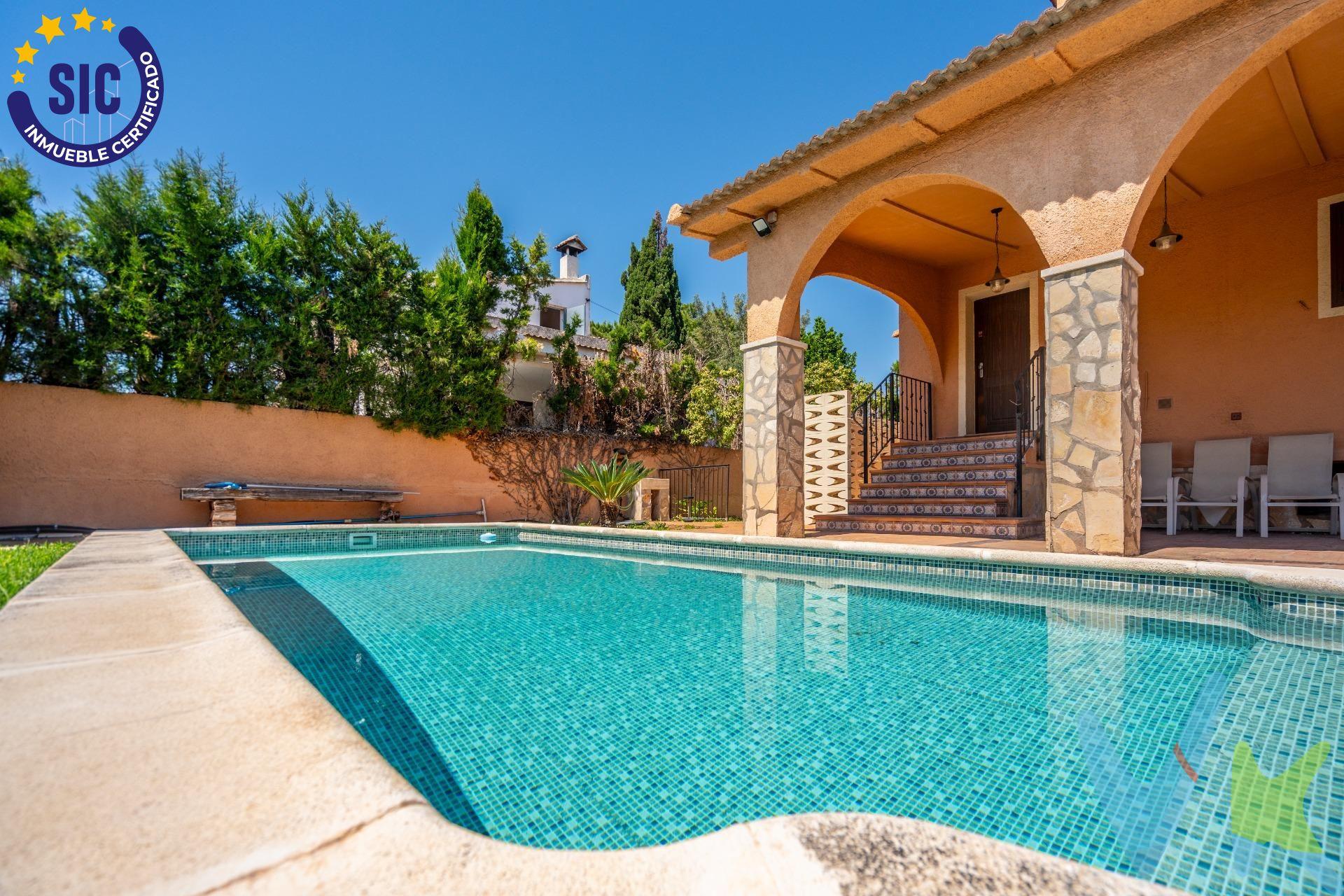 . Tu nuevo hogar entre La Eliana y San Antonio de Benagéber*. Espacio, comodidad y conexión con todo,. ¿Buscas un chalet donde vivir todo el año, sin renunciar a los servicios del día a día ni a la tranquilidad de una vida sin prisas?. Bienvenido a tu nuevo hogar. Ubicado en La Eliana, pero justo al lado del núcleo urbano de San Antonio de Benagéber, este chalet combina lo mejor de dos mundos:. La paz de una zona residencial. ( solo 2 vecinos en chalet contiguos).  Y todos los servicios a un paseo: **Lidl, Mercadona, colegios, instituto, mercado, polideportivo, cafeterías..** ¡Lo tienes todo cerca!. Además, moverte a Valencia es comodísimo:. 🚌 Parada de autobús a menos de 5 minutos andando. 🚇 Apeadero de metro a 15 minutos. Perfecto para familias, profesionales o quienes valoran su tiempo. ---. La propiedad: amplitud y calidad en cada rincón:. Con una **parcela de 600 m²**, tendrás el espacio perfecto para disfrutar del exterior **sin que tu espalda se resienta** . 🌴 Jardín de fácil mantenimiento y una fantástica piscina de reciente construcción, lista para convertirse en el centro de tus veranos. La vivienda  de 300 m² construidos, te va a enamorar por su distribución y calidades:.  ✅ Planta principal:.  Amplísimo salón comedor lleno de luz natural.  Gran cocina independiente, con lavadero y salida directa a la terraza: perfecta para comidas en familia.  completan esta planta   2 dormitorios espaciosos y 1 baño completo.  ✅ Planta superior:. 3 dormitorios**, uno de ellos tipo suite con baño privado, ideal como dormitorio principal. Este dormitorio cuenta además con un impresionante armario empotrado que te solucionará todos los problemas de almacenaje.  ✅ Planta inferior:. Totalmente acondicionada y ventilada.  Sala multiusos para gimnasio, zona de juegos, despacho o cine en casa. 1 baño completo** y 3 estancias adicionales, adaptables a lo que tú necesites.  . Calidades: Carpintería exterior de pvc lacado dobe cristal, mallorquinas y mosquiteras en todas las estancias, carpintería interior de madera, suelos de marmol, Calefacción de gas ciudad. Splits de aire acondicionado en todas las estancias. Grupo de presión para que no pierdas nunca caudal de agua. Descalcificador. Depurador muy accesible en caseta exterior y 1 baño junto piscina. ---.  ✨ ¿El resumen?. Un chalet listo para entrar a vivir, con espacio, luz, calidades y una ubicación inmejorable, donde cada miembro de la familia encontrará su rincón favorito. Sin renunciar a nada. Conectado con todo. Ven a visitarlo. **Aquí no solo vas a vivir. Vas a disfrutar.**. Por mandato expreso del propietario, comercializamos este inmueble en exclusiva , lo que le garantiza el acceso a toda la información, a un servicio de calidad, un trato fácil, sencillo y sin interferencias de terceros. Por este motivo, se ruega no molestar al propietario, a los ocupantes de la propiedad o a los vecinos. Muchas gracias por su comprensión. Si usted es agente inmobiliario y tiene un cliente para este inmueble, llámenos: estaremos encantados de colaborar. 