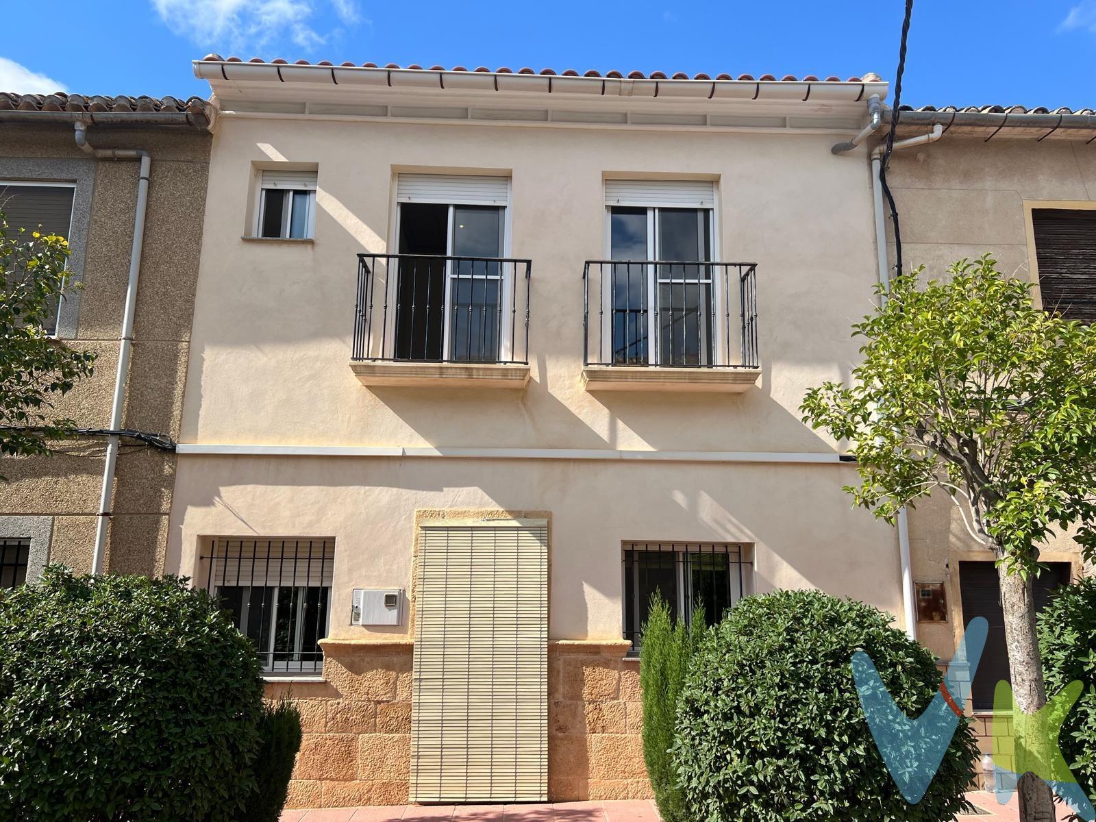 Descubre el hogar que siempre has anhelado en esta excepcional propiedad situada en el corazón del pintoresco pueblo de Algueña. Esta amplia vivienda, distribuida en dos plantas, ofrece una fusión perfecta entre comodidad y tradición. En la planta baja encontrarás un acogedor dormitorio, un baño completo y un amplio salón que se conecta con un luminoso patio interior; ideal para disfrutar momentos familiares o descansar tras una larga jornada. La cocina totalmente equipada es otro punto destacado, proporcionando funcionalidad junto a su diseño moderno. En la primera planta residen tres dormitorios adicionales y otro baño equipado con jacuzzi, creando espacios íntimos donde cada miembro de la familia puede encontrar su propio rincón privado. Todas las habitaciones cuentan con acceso a balcones o terrazas desde los cuales podrás deleitarte con vistas al entorno tranquilo. Entre las comodidades sobresalientes destacan: calefacción central mediante gasoil para asegurar tu confort durante todo el año; aire acondicionado por split; paredes decoradas elegantemente con estuco; así como detalles arquitectónicos únicos como escaleras talladas combinando madera e hierro forjado. Esta versátil residencia está lista para ser habitada sin necesidad de reformas previas. Ubicada estratégicamente dentro del municipio te permite acceder fácilmente a servicios básicos tales como supermercados locales, centros médicos cercanos y colegios reconocidos además zonas deportivas recreativas ideales tanto para niños como adultos,. encontrarás también opciones gastronómicas diversas gracias a sus bares y restaurantes característicos. Algueña destaca no solo por ofrecer calidad vida diaria sino también oportunidades excepcionales si deseas escapar los fines semana disfrutando paisajes encantadores junto al legado vinícola presente convirtiendo este lugar perfecto ya sea vivir permanentemente o simplemente vacacionar en entorno pintoresco o cerca del mar, estando el la costa a pocos kilometros. Para terminar te queremos comentar algo: ¡Descubre una aventura inmobiliaria que combina calidad, pasión y profesionalidad! La confianza que los propietarios han depositado en nosotros es un testimonio de nuestro compromiso en brindarte un servicio excepcional. Aquí viene el detalle especial: al contactarnos directamente, evitarás molestarlos, nosotros seremos tus intermediarios y te proporcionaremos toda la asistencia necesaria. Estamos aquí para facilitarte la documentación e información que requieras, y te prometemos un trato cálido y sin complicaciones. Te informaremos detalladamente de todos los aspectos, incluyendo gastos de la compra y honorarios de agencia que no están incluidos en el precio, para garantizar tu comodidad y tranquilidad durante todo el proceso. Esa es nuestra esencia, proporcionarte #Calma: “Estado ideal de tranquilidad que tendrás al comprar tu casa con nosotros”. Queremos que sepas que tanto la descripción del inmueble como las imágenes que ves son valiosas referencias informativas, en ningún caso tienen carácter contractual. Asimismo, el precio ha sido designado por la propiedad por lo que podría sufrir variaciones y no sería vinculante hasta que se formalice en contrato de compraventa.