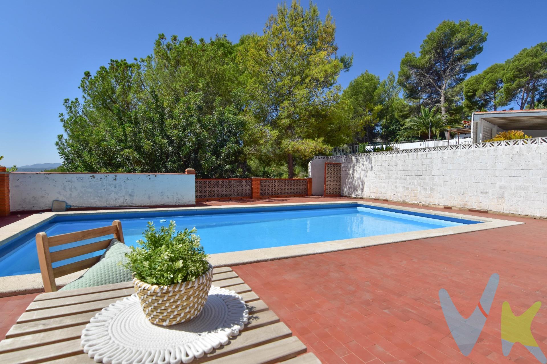 ¿Buscas tranquilidad sin renunciar a la comodidad de tener todos los servicios cerca? Este magnífico chalet urbano, situado en la Urbanización Nuestra Señora de la Asunción de Montserrat, es la oportunidad perfecta para disfrutar de una excelente calidad de vida. La vivienda se asienta sobre una impresionante parcela de *1.126 m², ideal para quienes desean amplitud, privacidad y un espacio donde disfrutar al aire libre. Su privilegiada ubicación, rodeada de naturaleza, permite desconectar del ritmo diario mientras se encuentra a tan solo **2 kilómetros de Montserrat*, una población que dispone de todos los servicios necesarios: colegios, supermercados, centros de salud, comercios, restaurantes y mucho más. Además, su excelente comunicación permite llegar al centro de Valencia en apenas *25 minutos*, convirtiéndolo en una opción ideal tanto como vivienda habitual como segunda residencia. Si siempre has soñado con vivir en un entorno tranquilo, con amplios espacios exteriores y rodeado de naturaleza, sin renunciar a la cercanía de todos los servicios, este chalet reúne todas las condiciones para convertirse en tu nuevo hogar. *No dejes pasar esta oportunidad y ven a descubrir todo lo que esta propiedad puede ofrecerte. ¡Te encantará!*. Nota: Agencia Registrada con el Nº 1395 en el Registro Obligatorio de Agentes Inmobiliarios de la Comunitat Valenciana, consultable en la web de la Generalitat Valenciana. La oferta está sujeta a cambios de precio o retirada del mercado sin previo aviso. La información contenida en el presente anuncio se facilita a título meramente informativo y no contractual, los datos, descripciones, superficies, imágenes y cualquier otro contenido del mismo pueden estar sujetos a errores u omisiones al ser facilitados por terceros. El precio de venta publicado no incluye los honorarios de intermediación inmobiliaria, ni los impuestos legalmente aplicables (IVA o ITP), ni los gastos derivados de la compraventa, tales como notaría, registro y gestoría, ni aquellos derivados de la financiación, en caso de existir. Por mandato expreso del propietario, este inmueble se comercializa en régimen de exclusiva, garantizando al interesado un acceso completo a la información y una gestión profesional, transparente y sin interferencias de terceros. Se ruega no molestar al propietario, a los ocupantes del inmueble ni a los vecinos. Agentes inmobiliarios con cliente interesado pueden contactar con la agencia para colaborar. Nuestro departamento financiero puede conseguir tu financiación. ¡Consúltanos!