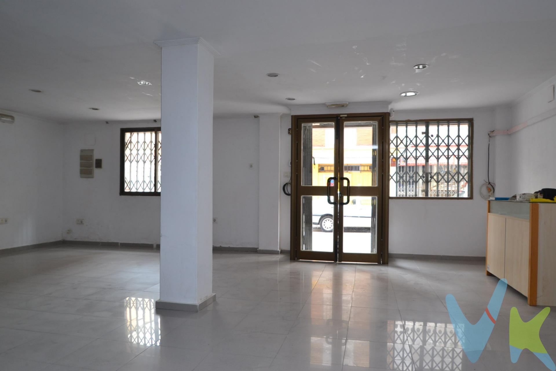 Venta de local comercial en Camas, Sevilla, situado en Hiconsa, en una zona consolidada y comercial con tránsito peatonal, especialmente interesante para pequeño comercio, servicios profesionales o inversión. El inmueble cuenta con 60 m² construidos y 55 m² útiles, se encuentra en planta baja y a pie de calle, con distribución principalmente diáfana que facilita su adaptación a diferentes actividades. Dispone de 1 aseo, suelo de terrazo, carácter exterior y se encuentra en buen estado de conservación. Uno de sus principales atractivos es su entorno: próximo a colegios, farmacias, Ayuntamiento, supermercados y numerosos establecimientos comerciales y de servicios. COMUNICACIONES. Rápido acceso a SE-30 y A-49. Referencias aproximadas: Sevilla centro, 10-15 min; Santa Justa, 15-20 min; Aeropuerto de Sevilla, 20-25 min; Cercanías San Jerónimo, 10-15 min. Autobuses metropolitanos hacia Sevilla cumplimiento de las obligaciones de información previstas Disp. final 3ª de la Ley 10/2025, de 28 de diciembre, de servicios de atención a la clientela y transparencia, así como en la normativa sectorial vigente, y RD 218/2005 de Inf. de la Junta de Andalucía, el precio indicado no incluye los gastos e impuestos inherentes a la adquisición, los cuales se desglosan estimados o con posibilidad de calcularlos a continuación; los gastos más ajustados serán dados en el D.I.A. en la visita a inmuebles, o antes. *Gastos de Notaría: La Minuta se calculará según al arancel notarial oficial: Anexo I, del Real Decreto 1426/1989, de 17 de noviembre. Enlace: notariared.com/calculadora-gastos-compra-vivienda/. *Gastos de Registro de la Propiedad: La inscripción se facturará según el arancel oficial: ANEXO I, del Real Decreto 1427/1989, de 17 de noviembre. Igual enlace anterior. *Gastos de Gestión (Gestoría): Los honorarios por la tramitación administrativa, liquidación de impuestos e inscripción registral ascienden de forma estimativa a [363 € aprox.] (IVA incluido), aunque depende de cada caso, y su dificultad. *Honorarios Agencia del Vendedor: incluidos en el PVP. *Honorarios Agencia del comprador: La agencia prestará los servicios de información, asesoramiento y acompañamiento previstos en el Encargo de Servicios y en el D.I.A. Si solicita servicios adicionales o personalizados, sus honorarios serán informados previamente, de forma individualizada y por escrito, conforme a la libertad de pactos y a la normativa vigente. *Si necesita Financiación, su banco le informará. *Fiscalidad de la transmisión (TPO/IVA): La tributación dependerá de la operación y de si vendedor y comprador actúan como particulares o como empresarios/profesionales. De forma resumida pueden darse tres situaciones: 1.- TPO: cuando la transmisión no esté sujeta a IVA o, estando sujeta, resulte exenta sin renuncia a la exención, tributará por Transmisiones Patrimoniales Onerosas, siendo el tipo general vigente en Andalucía para inmuebles el 7%. 2.- IVA: cuando la transmisión esté sujeta y no exenta de IVA, tributará por este impuesto, generalmente al 21% en locales, oficinas y naves, pudiendo corresponder además AJD. 3.- Renuncia a la exención de IVA: en determinadas operaciones inmobiliarias exentas, especialmente segundas o posteriores entregas, podrá renunciarse a la exención cuando el comprador actúe como empresario o profesional y tenga derecho a deducir total o parcialmente el IVA, o vaya a destinar el inmueble a operaciones que generen ese derecho. En estos casos puede resultar aplicable la inversión del sujeto pasivosiendo el comprador quien declara el IVA y, cuando tenga derecho, lo deduce, pudiendo corresponder además AJD. La tributación concreta deberá comprobarse según las circunstancias de cada operación y de las partes. Información oficial Junta de Andalucía:. juntadeandalucia.es/organismos/economiahaciendayfondoseuropeos/areas/tributos-juego/tributos/paginas/impuestos-cedidos-transmisiones.html