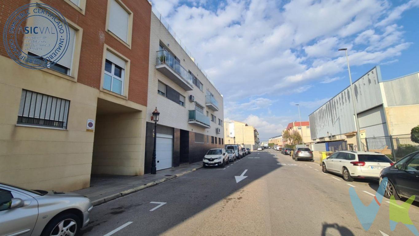 Llega el invierno y las bajas temperaturas ponen en jaque el motor de tu vehículo, ¿te preocupa tener el coche en la calle? Tenemos la solución, la plaza de garaje que estabas buscando con rampa de acceso y maniobra cómoda, situada entre paredes para evitar roces o golpes y además tiene vinculado un trastero amplio, ideal para almacenaje, guardar bicicletas o recuerdos. ¡Lo mejor el precio! Edificio de pocas plazas de garaje y una única planta de sótano. Dicho parking se encuentra en Rafelbunyol, municipio de l´Horta Nord, a 35 minutos de Valencia, muy cerca de la parada del metro L3 y fácil acceso a la autovía V-21. ¿Quieres más información? llámanos y estaremos encantados de que pruebes a meter tu vehículo y ver si es la plaza que estabas buscando...Contamos con 30 años de experiencia acreditada y nuestro objetivo es garantizarle un servicio de compra humano, ético, de calidad, fácil y seguro..Somos Agentes de la Propiedad colegiados, CRS y AIR, acreditaciones que distinguen a los mejores profesionales del sector inmobiliario. Consulte en nuestras reseñas de Google lo que opinan los clientes que ya han trabajado con nosotros...El precio NO incluye: Impuestos, gastos de Notaría, registro y honorarios de inmobiliaria...Nuestra inmobiliaria cuenta con encargo en EXCLUSIVA de esta propiedad. Por ello rogamos, por expreso deseo, que evite molestar y contactar con los propietarios. Nosotros estaremos encantados en ayudarle y atenderle en todo lo referente al inmueble. Si eres un compañero inmobiliario estaremos encantados en colaborar con la seriedad y honestidad propia de un buen Agente