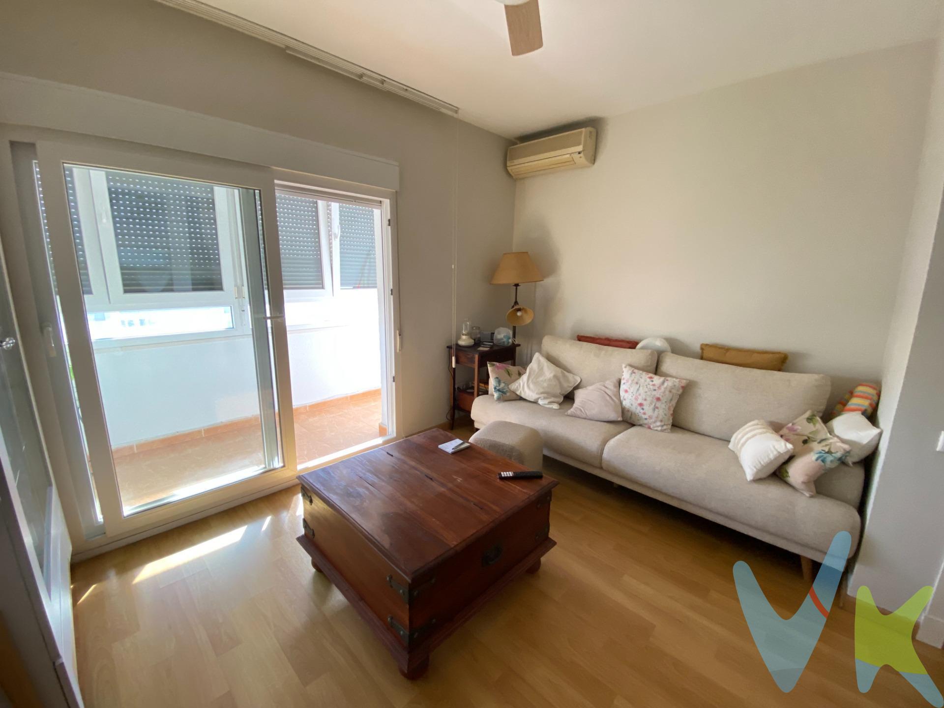 Precioso piso completamente reformado de 55 m² en la zona de Cortadura, Cádiz capital, a escasos metros de la playa y en una de las áreas más demandadas de la ciudad. La vivienda ha sido renovada con gusto y materiales de calidad, destacando sus suelos de tarima, ventanas de PVC que aportan confort térmico y acústico, y elegantes puertas lacadas en blanco que refuerzan la luminosidad del conjunto. Cuenta con dos dormitorios, ambos con armarios empotrados, un baño moderno, cocina funcional y un acogedor salón. Desde el salón se accede a una amplia terraza cerrada, perfectamente integrada en la vivienda, que ofrece un espacio adicional muy versátil y luminoso, ideal como zona de estar, comedor o rincón de relax, todo ello con agradables vistas panorámicas a la Bahía. Ubicado en una zona inmejorable, junto a la playa y con todos los servicios al alcance, este piso es ideal tanto como vivienda habitual, segunda residencia o inversión segura. Una oportunidad única de vivir con estilo, confort y vistas privilegiadas en Cádiz. En cumplimiento de las obligaciones de información previstas en la Ley 10/2025, de 28 de diciembre, de servicios de atención a la clientela y transparencia, así como en la normativa sectorial vigente, el precio indicado no incluye los gastos e impuestos inherentes a la adquisición, los cuales se desglosan estimados o con posibilidad de calcularlos a continuación. • IMPUESTOS A CARGO DEL COMPRADOR: En el caso de IVA (Impuesto de Valor Añadido) al tipo vigente del 10%, de acuerdo con la Ley 37/1992, de 28 de diciembre, del impuesto sobre el Valor Añadido. En el caso de ITP (Impuestos de Transmisiones Patrimoniales) el 7% sobre el mayor de los valores entre el precio de venta o el valor de referencia catastral, pero en casos especiales se puede ver reducido al 6% o al 3,5% en función de las condiciones del comprador, en virtud de lo dispuesto en el Ley 5/2021, de 20 de octubre, de Tributos Cedidos de la Comunidad Autónoma de Andalucía. • NOTARÍA y REGISTRO: Son gastos sometidos a arancel, si bien su coste estimado puede oscilar para la Notaría en un precio aproximado de unos 350 - 500 euros, y en el caso del Registro de la Propiedad de 650 - 800 euros, el importe exacto dependerá del precio final de la compraventa, número de copias de la escritura, número de páginas de la escritura, complejidad, etc., todo ello de acuerdo con lo dispuesto en el anexo I del Real Decreto 1426/1989, de 17 de noviembre, por el que se aprueba el Arancel de los Notarios, y con el Real Decreto 1427/1989, de 17 de noviembre, por el que se aprueba el Arancel de los Registradores de la Propiedad. • HONORARIOS PROFESIONALES DE LA AGENCIA INMOBILIARIA: No incluidos en el precio de compra, y su importe a cargo del comprador será de un 3% más IVA sobre el precio de venta, con un mínimo de 3.000 Euros más IVA. • EN CASO DE FINANCIACIÓN BANCARIA: El importe de los gastos de la misma deberán ser consensuados con la entidad bancaria que vaya a financiar la operación. • Se ruega contacten directamente con la agencia a fin de poder facilitarles una oferta personalizada que incluya el cálculo del precio definitivo en función de las circunstancias personales de cada comprador. Se hace constar que la agencia efectúa una labor de intermediación, y que las condiciones finales de la compraventa quedan sujetas a la aceptación expresa de la parte vendedora y a la ulterior formalización del contrato . 