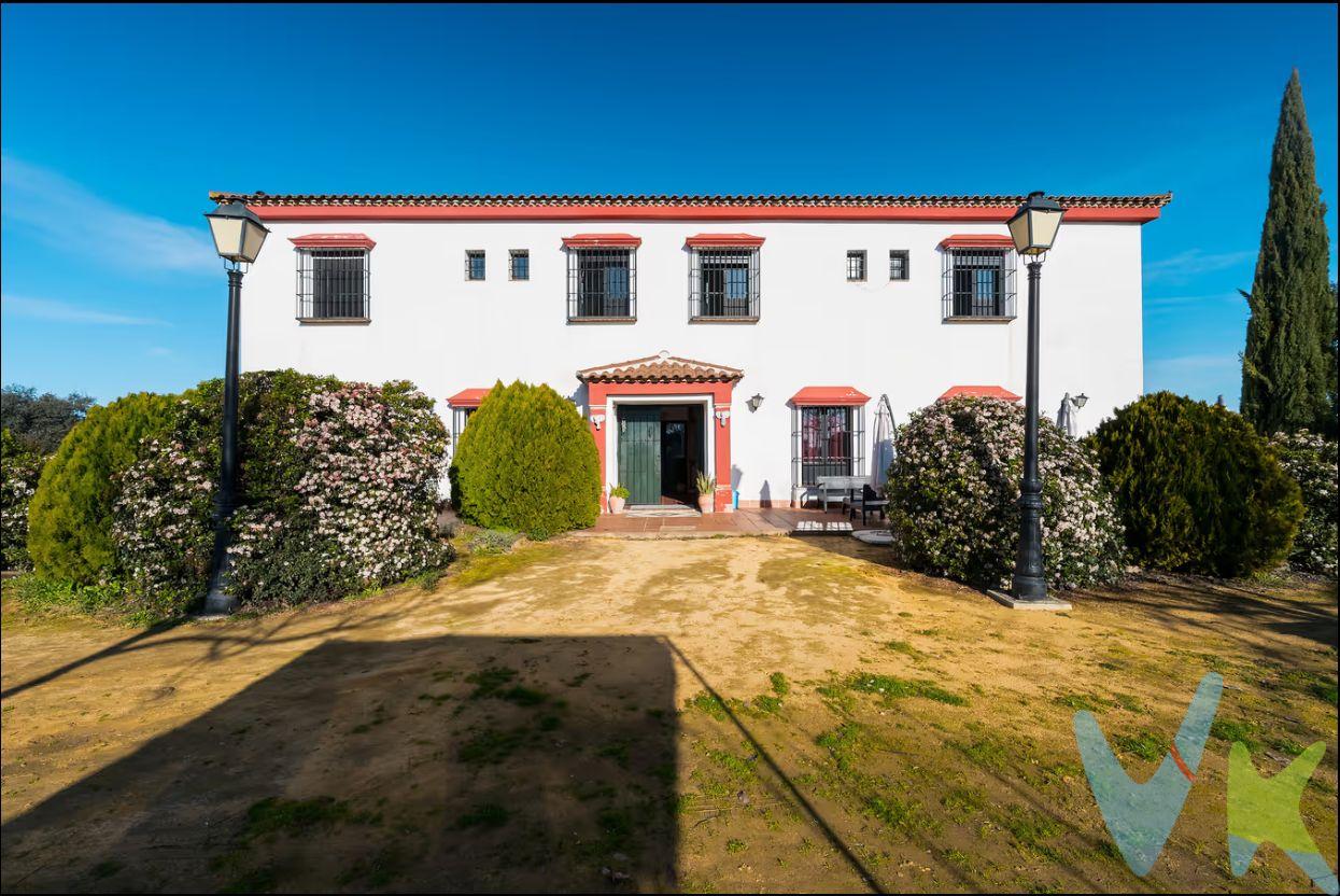PRECIO DE VENTA: [1.100.000 + GASTOS] €. FINCA EXCLUSIVA CON LICENCIA DE CELEBRACIONES Y CASA RURAL – EL RONQUILLO (SEVILLA). Propiedad hipotecable. Se vende la prestigiosa finca rústica “Puerto Cabero”, situada en el paraje Los Brazales, en El Ronquillo (Sevilla), con 3,69 hectáreas y excelente comunicación: a 38 minutos de Sevilla capital y a solo 2 km del núcleo urbano. Cuenta con licencia de apertura para celebraciones y casa rural totalmente habilitada, ideal para bodas, comuniones, eventos corporativos, convenciones, retiros, encuentros familiares y actividades turísticas. Casa Rural “Las Columnas”. • Más de 490 m² construidos. • Arquitectura tradicional con patio central. • Dos plantas. • Amplios espacios para restauración y actividades grupales. • Antiguo mesón rural (dos tenedores), apto para explotación hostelera. Alojamiento independiente. Apartamento totalmente acondicionado: salón con cocina, dos habitaciones, baño completo y porche exterior. Cabaña de madera. Espacio auxiliar para alojamiento, actividades o almacenaje. Cuarto de herramientas. Zona de yoga y bienestar. Espacio aislado y climatizado, ideal para retiros. Zona de piscina amplia y rodeada de naturaleza. Zona de columpios, perfecta para eventos familiares. Gran potencial de explotación. La licencia permite desarrollar:. • Bodas y ceremonias. • Eventos corporativos. • Retiros de empresa. • Celebraciones familiares. • Actividades gastronómicas y talle. En cumplimiento de las obligaciones de información previstas en la Ley 10/2025, de 28 de diciembre, de servicios de atención a la clientela y transparencia, así como en la normativa sectorial vigente, se hace constar que el precio indicado no incluye los gastos e impuestos inherentes a la adquisición, los cuales se desglosan a continuación:. * Impuesto sobre Transmisiones Patrimoniales (ITP): se aplicará el tipo impositivo vigente en la Comunidad Autónoma de Andalucía (generalmente el 7% (77.000 €), sin perjuicio de tipos reducidos del 3,5%, 1,2% o 1% aplicables según las circunstancias personales del comprador o las características del inmueble). El impuesto se devenga sobre el Valor de Referencia de Catastro o el precio de venta, aquel que resulte superior. * Gastos de Notaría: Los honorarios notariales se calcularán conforme al arancel oficial regulado en el Anexo I, del Real Decreto 1426/1989, de 17 de noviembre, por el que se aprueba el arancel Notarial. * Gastos de Registro: La inscripción en el Registro de la Propiedad se facturará según el arancel oficial establecido en el ANEXO I, del Real Decreto 1427/1989, de 17 de noviembre, por el que se aprueba el arancel Notarial. * Gastos de Gestión (Gestoría): Los honorarios por la tramitación administrativa, liquidación de impuestos e inscripción registral ascienden a [545,00€] aproximadamente (IVA incluido). * Honorarios Agencia del Vendedor: incluidos en el PVP. * Honorarios Agencia del comprador: Se informa que existen honorarios profesionales a cargo del adquirente, en aquellos casos, en que se hubieran contratado servicios de encargo de compra. La agencia prestará los servicios de información, asesoramiento y acompañamiento previstos en el Encargo de Servicios y en el D.I.A. Si solicita servicios adicionales o personalizados, sus honorarios serán informados previamente, de forma individualizada y por escrito, conforme a la libertad de pactos y a la normativa vigente. NO VINCULADOS AL PRECIO DE COMPRA. Para una información exhaustiva sobre el funcionamiento, tipos impositivos y bonificaciones del ITP en Andalucía, puede consultar el portal oficial de la Agencia Tributaria de la Junta de Andalucía en el siguiente enlace:. https://www.juntadeandalucia.es/organismos/economiahaciendayfondoseuropeos/areas/tributos/juego/tributos/paginas/impuestos-cedidos-transmisiones.html Documento D.I.A. a disposición del consumidor según Decreto 218/2005 Junta de Andalucía.