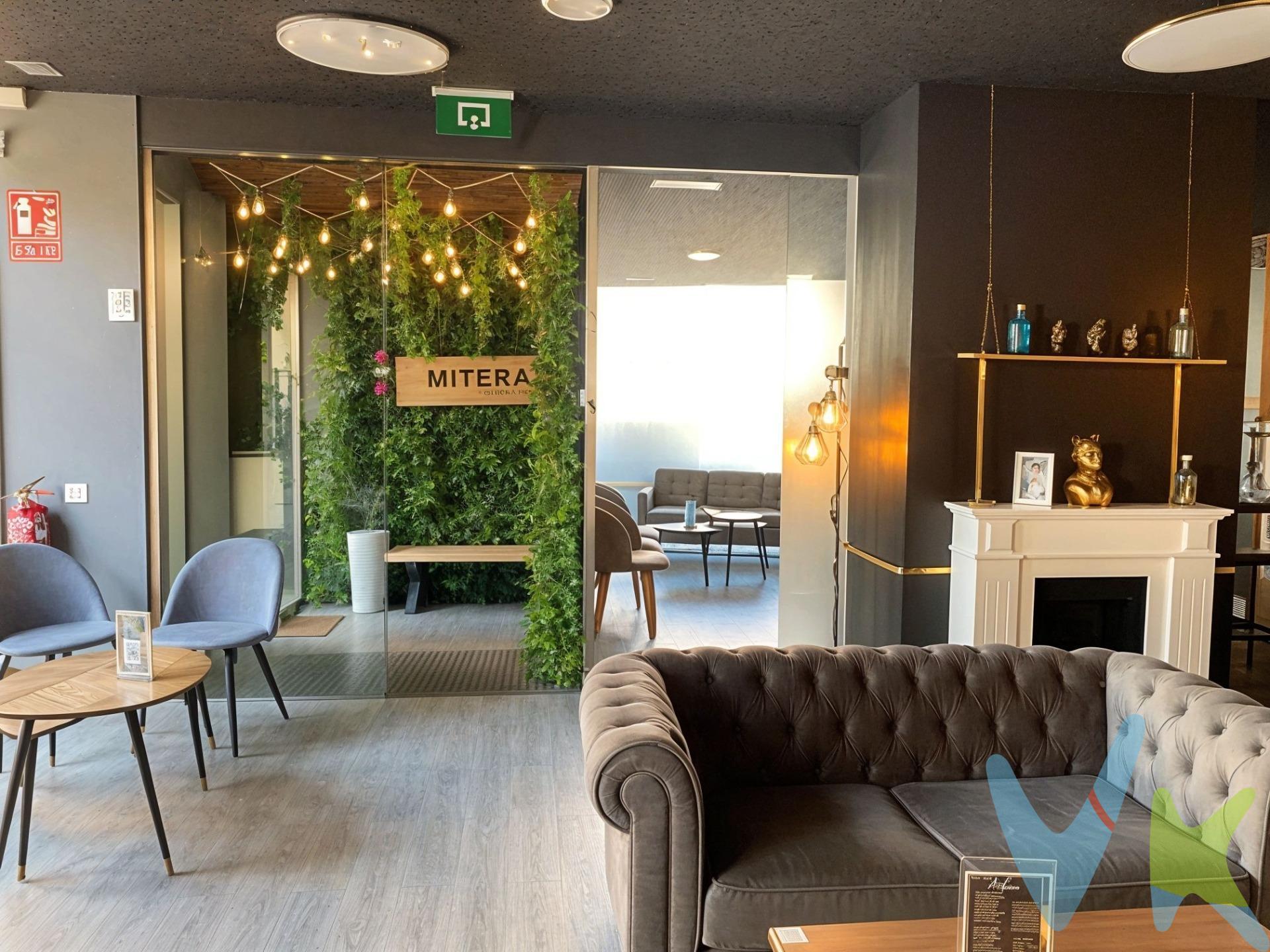¡Oportunidad única para emprendedores en el sector del ocio! 🌟. REMAX URBE II traspasa el exclusivo local de cachimbas y copas MITERA LOUNGE CLUB en el Passeig, el área con mayor ambiente nocturno y afluencia de público en Carcaixent. El local, de 143 m² útiles, se entrega totalmente equipado y reformado con estilo moderno y acogedor, listo para empezar a trabajar desde el primer día. . El traspaso se realiza mediante cesión de participaciones de sociedad limitada, con licencia de actividad en vigor y todo en regla, lo que facilita la continuidad inmediata del negocio sin trámites adicionales. Compras hoy, abres mañana. ✔️ - Incluye mobiliario, equipamiento completo de cachimbas, decoración, clientela consolidada y redes sociales activas. ✔️ - Negocio en funcionamiento, con excelente reputación y potencial de crecimiento. 💶 Renta mensual actual: 1000 €. 💶 Precio de traspaso: 55.000 €. Si buscas un negocio rentable, con ambiente exclusivo y con todo listo para continuar, esta es tu oportunidad. ¡Contacta ahora y agenda tu visita!. ----. La descripción del presente inmueble e imágenes tienen mero carácter informativo y en ningún caso carácter contractual, pudiendo ser modificados por la inmobiliaria comercializadora sin que ello implique responsabilidad alguna frente a terceros. En el precio de venta a público, esta propiedad NO incluye los gastos de adquisición (Notario, registro, gestión, honorarios, etc..).