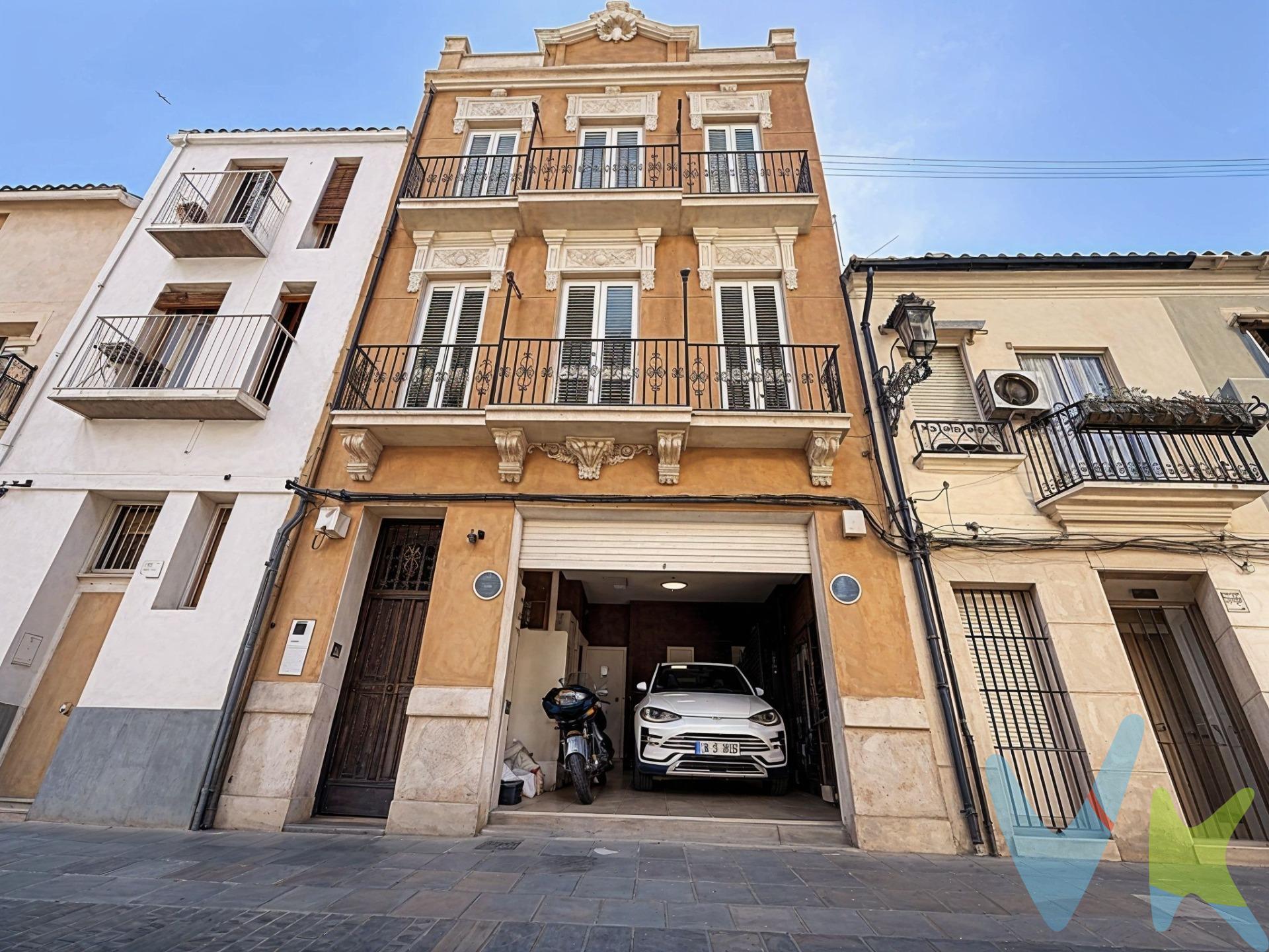 Comercializado en exclusiva. Por deseo expreso de la propiedad se ruega a los particulares no acudir directamente al inmueble a solicitar información. Para cualquier consulta por favor pónganse en contacto con nosotros. Ubicada en una de las zonas más demandadas de El Cabanyal en Valencia, se alza una casa unifamiliar de 253m2 construidos que destaca por su amplitud, luminosidad y privacidad. Esta propiedad legalmente unifica 3 fincas registrales diferentes. La vivienda se distribuye en tres niveles principales más una terraza azotea. En las plantas superiores se desarrolla la vida principal de la casa, donde se encuentran un gran salón de 35m2 y una cocina-comedor de idénticas dimensiones, estancias completamente exteriores que reciben luz natural durante todo el día. En el último nivel, la propiedad cuenta con una terraza privada de 50m2 orientada al disfrute al aire libre, espacio que además alberga una instalación de placas solares fotovoltaicas de 5 kilovatios orientada a reducir los costes energéticos del edificio. El confort de la vivienda está garantizado por un sistema de climatización integral por bomba de calor y cerramientos exteriores de aluminio y PVC con doble acristalamiento, los cuales proporcionan un óptimo aislamiento térmico y acústico. La planta baja ofrece un patio privado de 28m2 y un elemento altamente diferenciador en la zona: un garaje privado con capacidad para coche y moto. Como residencia familiar, el inmueble resulta muy funcional gracias a sus 4 habitaciones y 3 baños. Desde la perspectiva de la inversión, la planta baja dispone de un loft independiente equipado con su propia cocina, baño y dormitorio, un espacio idóneo para obtener una doble rentabilidad mediante el arrendamiento residencial o como despacho profesional independiente sin interferir en la privacidad de la zona superior. El bajo coste derivado de la energía solar y la tipología de unifamiliar completo consolidan a esta propiedad como un activo sólido y con un excelente potencial en el mercado actual. El entorno de El Cabañal-Canyamelar añade un valor incalculable a la propiedad, permitiendo disfrutar de un estilo de vida cómodo, dinámico y completamente peatonal. . VENTA:. PVP 985.000€. Gastos e impuestos no incluidos en el precio. La compra conlleva impuestos y gastos de formalización para el comprador. A título orientativo se informa que en segundas transmisiones el ITP con carácter general en Valencia es del 10%, pudiendo existir otros tipos impositivos atendiendo a las circunstancias personales del comprador u otras circunstancias previstas legalmente. Base imponible del impuesto el mayor valor entre el precio de compraventa, la tasación o el valor de referencia catastral. En cuanto a los gastos de notaría y registro, en su caso, suelen oscilar aprox. entre 1,5% y 2,5% (aranceles variables según precio, n.º de copias y complejidad). El comprador elige notario. Si el comprador precisase de hipoteca: tasación, condiciones y costes bancarios serán según entidad elegida por el comprador, así como los gastos de gestoría, y cualesquiera otros gastos inherentes a la formalización de la compraventa que legalmente correspondan a la parte compradora, salvo pacto expreso en contrario con el vendedor. El consumidor tiene, conforme a la normativa vigente, a su disposición información y documentación adicional relativa al inmueble y condiciones de la compraventa, que podrá ser consultada en C/Joaquín Costa 4, bajo 46005 Valencia o urbe2@remax.es. Honorarios de mediación inmobiliaria a cargo del COMPRADOR: (3% del precio final de venta más IVA (21%), salvo otro pacto.); y de VENDEDOR (según acuerdo con el mismo). Se informa al consumidor que la agencia actúa como intermediaria inmobiliaria en la operación, estando cualquier eventual compraventa y sus condiciones sujeta a la aceptación expresa del propietario-vendedor y a la posterior formalización del correspondiente contrato.