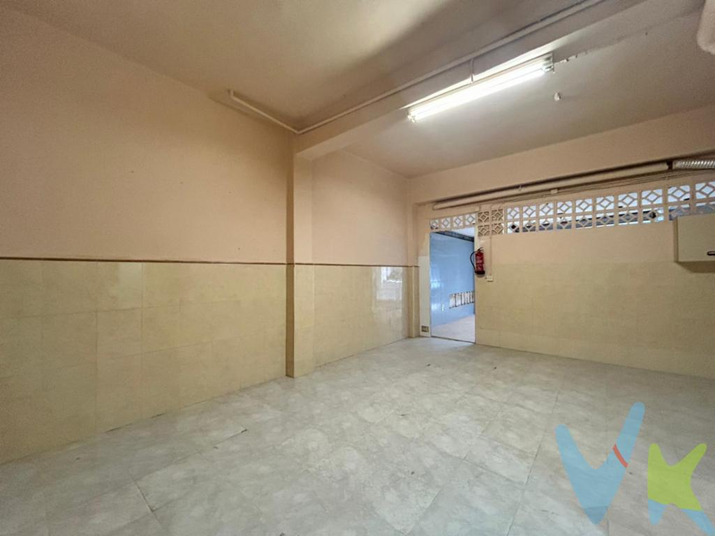  Si está buscando un espacio ideal para establecer la sede de su negocio, no busque más. Presentamos un excepcional local en venta, una oportunidad única en pleno corazón de Aldaia. Este local, que cuenta con 59 metros cuadrados construidos, de los cuales 56 son útiles, ofrece el espacio perfecto para una amplia gama de actividades comerciales. Ya sea que desee abrir un estudio creativo, una tienda de barrio o un despacho profesional, este local es el lienzo en blanco perfecto para materializar sus ideas.Ubicado estratégicamente en una edificación levantada en 1976, el local conserva una sólida estructura que ha sido testigo del vibrante crecimiento comercial del área a lo largo de los años. Su antigüedad es sinónimo de robustez y durabilidad, características que aportan tranquilidad y confianza a la hora de invertir.Dispone de un aseo, un detalle que puede parecer menor pero que es esencial para la comodidad diaria de quienes hagan uso del espacio. Este elemento básico garantiza tanto la funcionalidad del local como el bienestar de quienes lo frecuenten.Además tiene la posibilidad de hacer vivienda!! En cada rincón de este espacio podrá ver las posibilidades para transformar sus proyectos en realidades!Su proximidad a los ejes comerciales de Aldaia no solo facilita la integración a la comunidad local de negocios, sino que también proporciona un flujo constante de potenciales clientes que incrementará la visibilidad de su propuesta comercial. Aldaia, conocida por su dinamismo y energía, es el emplazamiento perfecto para establecer un negocio con proyección de éxito.Lo invitamos a contactar para concertar una visita y conocer de primera mano el potencial ilimitado que este local tiene para ofrecer.La descripción del presente inmueble e imágenes tienen mero carácter informativo y en ningún caso carácter contractual, pudiendo ser modificados por la agencia inmobiliaria sin que ello implique responsabilidad alguna frente a terceros.Los gastos, impuestos derivados de la compra y honorarios al comprador no están incluidos en el precio. Para más información y asesoramiento acerca de las opciones de compra, quedamos a tu disposición.Por decisión de los propietarios, gestionamos y comercializamos esta vivienda en multiexclusiva, por lo que un amplio conjunto de agencias inmobiliarias ofrecemos el inmueble con garantías calidad y seguro . Por este motivo, se ruega no molestar a los propietarios. Contacta con nosotrxs y te informaremos de todo!  