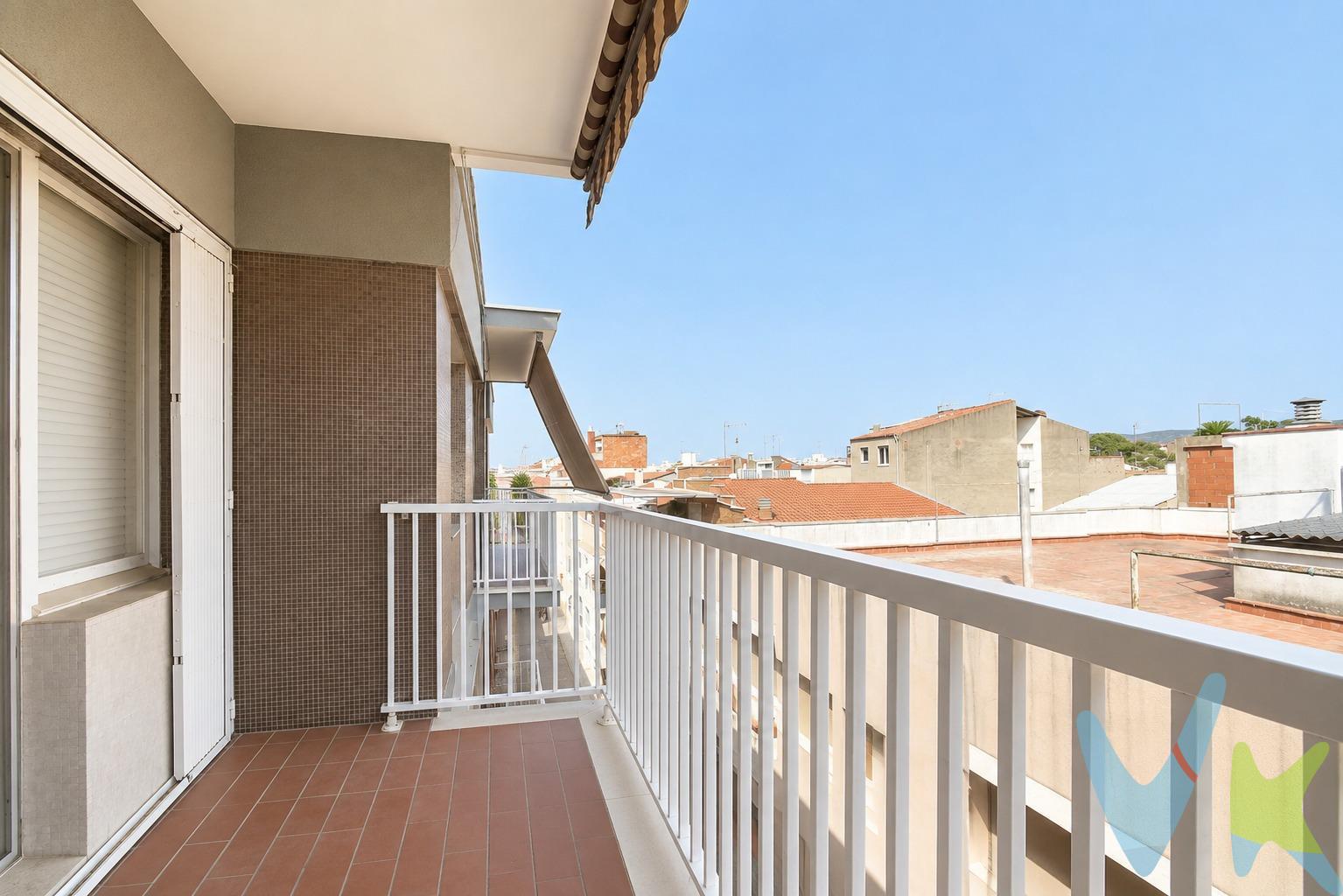 Si buscas espacio, comodidad y la mejor ubicación, esta vivienda es una oportunidad única para diseñar el hogar de sus sueños. Situado en una tercera planta con ascensor, en el centro neurálgico de la ciudad y a un paso de la Rambla Principal y del Mercado Municipal, el piso destaca por su gran amplitud y distribución funcional. Dispone de un salón-comedor muy luminoso, cocina independiente con despensa, cuatro dormitorios ideal para familias o teletrabajo, un baño completo, un baño auxiliar y armarios empotrados. Balcón con vistas a la calle. Además, incluye en el precio un práctico trastero privado situado en el mismo edificio. Piso de origen muy bien situado y con muchas posibilidades. Vivir en Vilanova y la Geltrú, capital del Garraf ubicada a sólo 40 minutos de Barcelona (con excelente conexión directa en tren R2 Sur y autobús) y a 10 minutos de Sitges, es apostar por una calidad de vida inmejorable. Este piso te permitirá tener todos los servicios, escuelas y comercio local en la puerta de casa sin necesidad de coger el coche, además de disfrutar de más de 6 km de playas de fina arena, puerto deportivo y pesquero, y una gran vida cultural y gastronómica durante todo el año. Una opción perfecta tanto para la primera residencia familiar como para una inversión segura en una de las mejores zonas de la costa. ¡Contacta con nosotros y ven a descubrir todo su potencial!. Cédula habitabilidad CHB05984125001. Certificado Energético: Referencia 96X4L5M1X Consumo de energía F 214 Kwh-m² año Emisiones E 45 Kg CO2-m² año. El precio no incluye impuestos (ITP, IVA y AJD), ni los gastos de notario ni los de registro. Algunas de las imagenes mostradas sin mobiliario o decoración han estado modificadas mediante inteligencia artificial (home staging virtual) con carácter ilustrativo y no corresponden al estado actual de la propiedad.