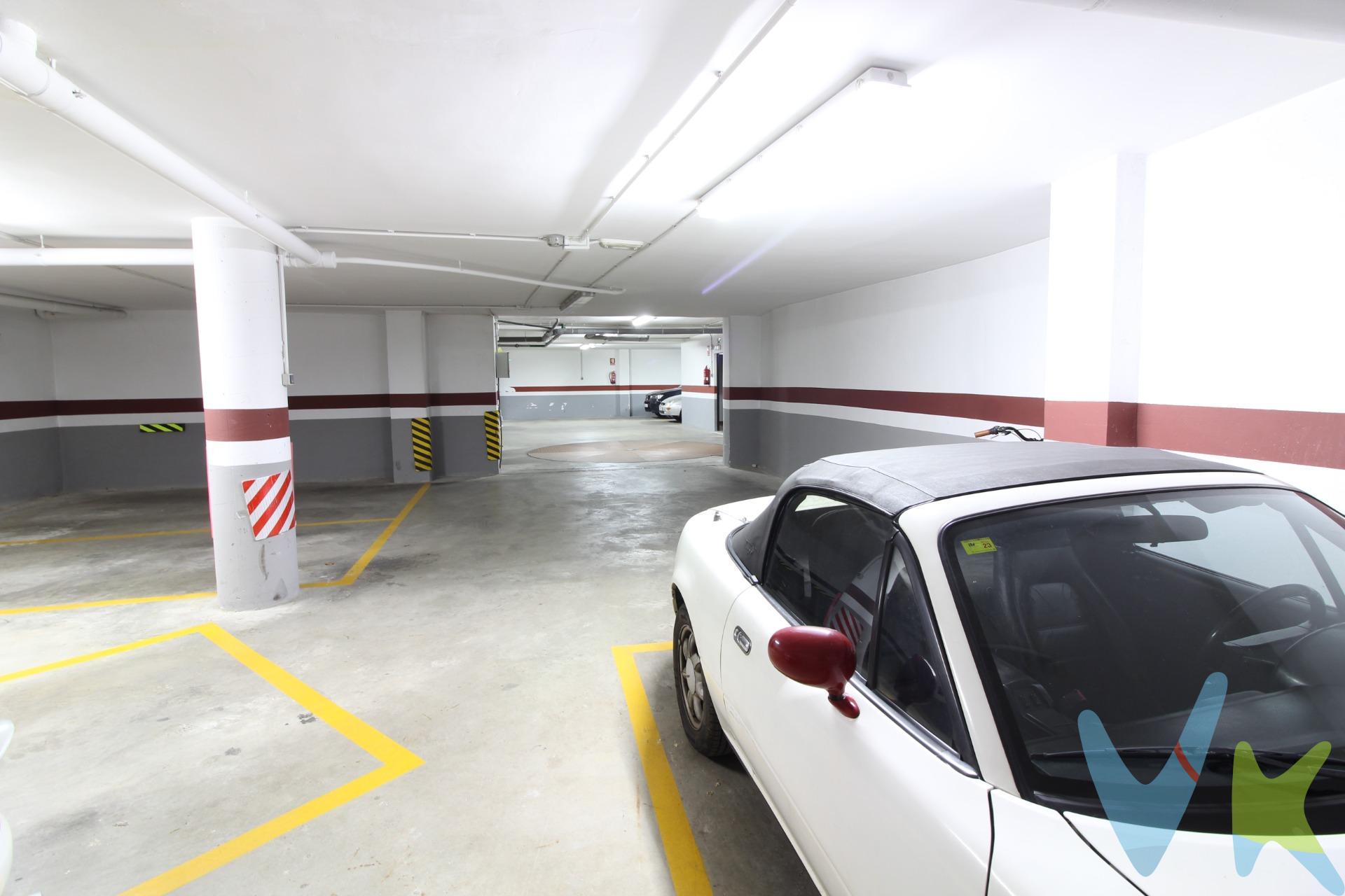 ¡ATENCIÓN! Plaza de garaje en pleno centro de Valencia.  .  En una zona donde encontrar aparcamiento es prácticamente imposible, ponemos a la venta esta magnífica plaza de garaje. . Las medidas son: 405x225cm, cabe un coche mediano perfectamente, además, hay buena maniobrabilidad en el interior del garaje.  .  Dispone de ascensor, tanto para coches como para personas.  .  La plaza se encuentra junto a la avenida del Oeste, muy cerca del mercado Central y del Ayuntamiento.  .  No te lo pienses más y ven a verla.  .  Por mandato expreso del propietario, comercializamos este inmueble en exclusiva, lo que garantiza el acceso a toda la información, a un servicio de calidad, un trato fácil, sencillo y sin interferencias a terceros. Por este motivo, se ruega no molestar al propietario, a los ocupantes de la propiedad, o a los vecinos. Muchas gracias por su comprensión. Si usted es agente inmobiliario y tiene un cliente para este inmueble, llámenos, estaremos encantados de colaborar.  En ningún caso los textos, fotografías, imágenes o cualquier otro contenido del presente anuncio tienen carácter contractual, siendo validos solo como mera información.  .  En el precio indicado en este anuncio no están incluidos los gastos propios de la compraventa, tales como impuestos aplicables y gastos de notaría, registro, gestoría, honorarios de la inmobiliaria (que son compartidos entre comprador y vendedor),ETC.  . 