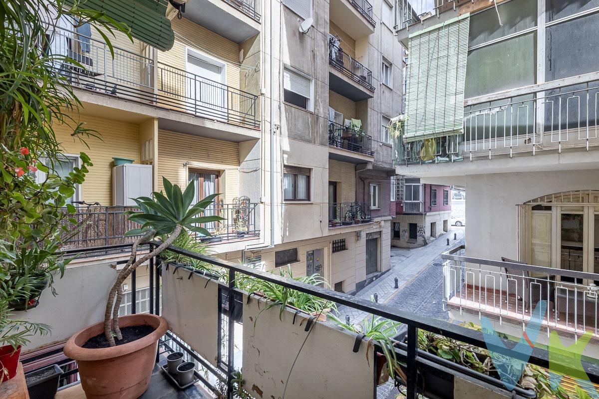 🏡 Piso en venta en El Realejo, Granada – Amplio y con múltiples posibilidades. Descubre este espacioso piso situado en la Calle Moncayo, una de las zonas más valoradas de El Realejo (Granada). Con 4 amplias habitaciones y 3 baños, es una oportunidad perfecta tanto para familias que buscan comodidad, como para inversores o estudiantes que desean rentabilidad y una ubicación inmejorable. ✨ Características destacadas:. 	•	4 dormitorios luminosos, uno con acceso a balcón. 	•	3 baños completos, dos de ellos en suite. 	•	Espacios amplios y versátiles. 	•	Rodeado de todos los servicios, supermercados y colegios. 	•	Zona tranquila con aparcamientos cercanos. 	•	Gran potencial de reforma o redistribución. 💡 Ideal para vivir o invertir en una de las áreas con mayor demanda de Granada. No dejes pasar esta oportunidad de adquirir una vivienda con tantas posibilidades. ¿Te interesa? ¡Ven a visitarlo sin compromiso!. 📞 Contacta con nosotros para más información o para agendar tu visita. Ref. N358. El PVP indicado no incluye impuestos ni gastos de Escritura. Honorarios agencia no incluidos. Las superficies expresadas en esta página tienen carácter descriptivo y son aproximadas. Los precios pueden ser susceptibles de modificación sin previo aviso. Esta vivienda se vende SIN muebles. . 