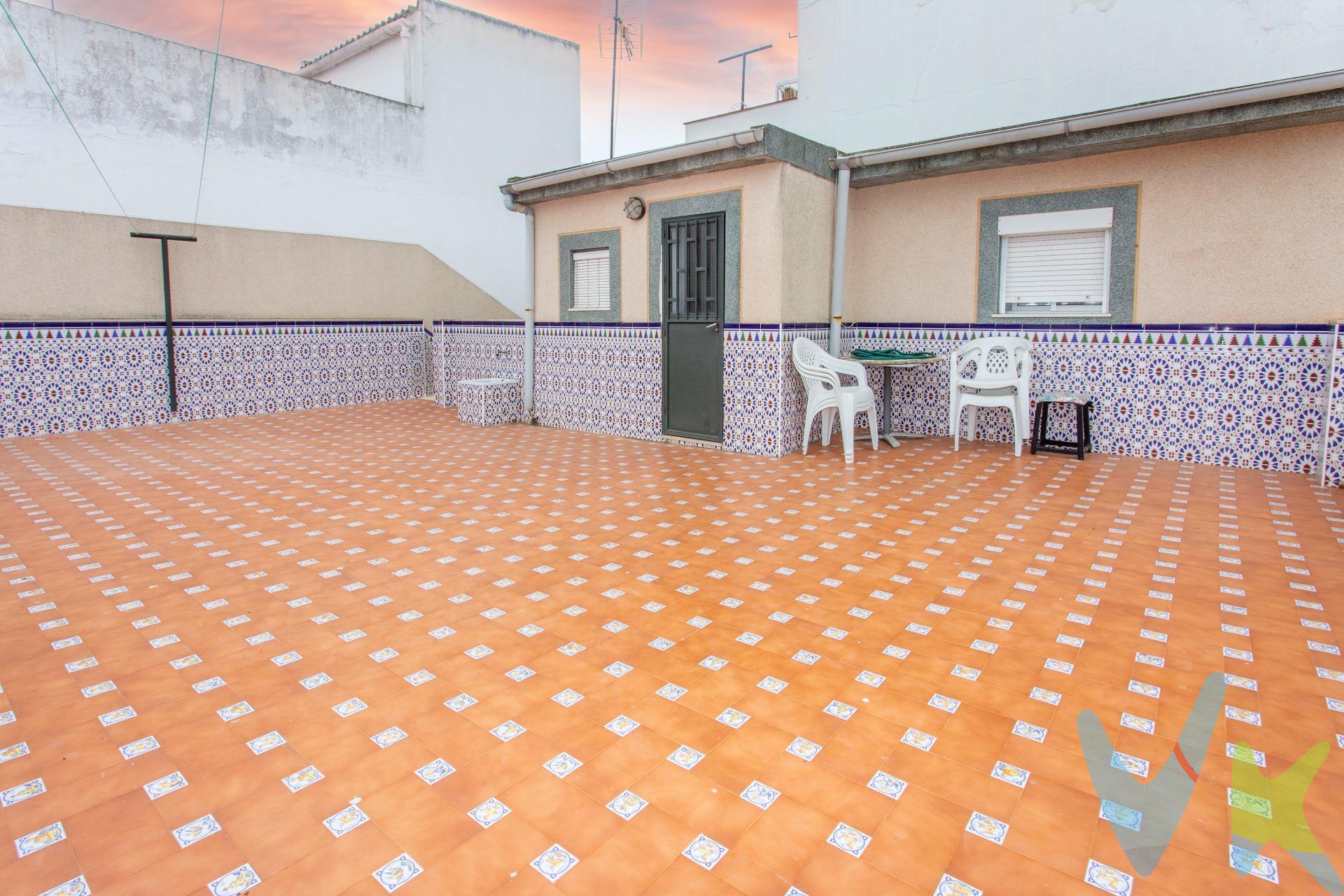 Amplia vivienda reformada de 4 dormitorios junto a la Universidad – Ideal para familias o inversión. Si buscas una vivienda amplia, cómoda y lista para entrar a vivir, esta casa te sorprenderá. Situada en la zona de Pago San José, a escasos minutos de la Universidad y rodeada de todos los servicios, ofrece una ubicación privilegiada para disfrutar del día a día sin necesidad de grandes desplazamientos. La vivienda, de autoconstrucción y completamente reformada en 2019, destaca por su excelente distribución, permitiendo hacer vida cómodamente en una sola planta, una característica especialmente interesante para personas mayores o para quienes buscan evitar el uso continuo de escaleras. En la planta baja encontramos dos amplios dormitorios dobles, un luminoso salón con zona de estar y comedor, un baño completo con placa de ducha y una cocina totalmente equipada con electrodomésticos. Además, dispone de un agradable patio con un práctico cuarto lavadero independiente. La planta superior alberga otros dos dormitorios, un segundo baño con placa de ducha y una magnífica azotea de aproximadamente 80 m², un espacio perfecto para disfrutar del aire libre, crear una zona de ocio o relajarse. Gracias a sus cuatro dormitorios y su proximidad a la Universidad, esta vivienda también representa una excelente oportunidad de inversión para destinarla al alquiler por habitaciones. Su entorno cuenta con supermercados, comercios, zonas ajardinadas, transporte público y todo tipo de servicios, ofreciendo una excelente calidad de vida y una magnífica conexión con el resto de la ciudad. Una vivienda versátil, lista para entrar a vivir y con múltiples posibilidades. ¡No dejes pasar esta oportunidad y ven a visitarla!. NOTA INFORMATIVA SOBRE GASTOS E IMPUESTOS. En el caso de viviendas de segunda mano, se aplica el Impuesto de Transmisiones Patrimoniales (ITP), que con carácter general es del 7% sobre el precio de compraventa, aunque puede reducirse al 6% o al 3,5% en determinados casos según la normativa vigente en Andalucía. Los gastos de notaría y registro dependen del precio de la vivienda y de las características de la escritura (número de copias, extensión, complejidad, etc.), según los aranceles oficiales establecidos por la normativa aplicable. Si se necesita financiación bancaria, los gastos asociados deberán ser informados por la propia entidad financiera. En caso de compra a través de la agencia, los honorarios serán del 3% del precio de venta, con un mínimo de 3.500 € más el 21% de IVA. La agencia actúa como intermediaria, por lo que la operación final queda sujeta a la aceptación del vendedor y a la firma del contrato correspondiente. 