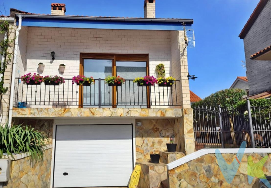 LUMINOSO CHALET PAREADO EN RENEDO DE PIÉLAGOS.Se trata de una vivienda cálida, soleada y completamente reformada, lista para entrar a vivir!!!Se distribuye en tres plantas: en la planta primera encontramos el  MARAVILLOSO JARDIN que hará las delicias de toda la familia. Tiene instalada una pérgola para acoger las reuniones con amigos al aire libre y es sin duda, la joya de esta casa. A través del jardín accedemos a la vivienda y encontramos el luminoso salón con una magnifica balconada orientada al SUR, cocina completamente amueblada y con amplio OFFICE (originalmente era un dormitorio doble) En esta planta además contamos con un cuarto de baño completamente reformado y con plato de ducha..En  la planta de arriba tenemos dos amplios dormitorios dobles  y un cuarto de baño completo, además hay una zona adicional que puede cerrarse para utilizarse como otro dormitorio o despacho.La vivienda se completa con un gran garaje cerrado en planta sótano, con puerta automática y zona de trastero y otra de lavandería, además, para tu comodidad, el garaje se comunica interiormente con la vivienda.Detalles que marcan la diferencia: la vivienda ha sido completamente reformada, las ventanas son de PVC con cámara de aislamiento, la calefacción de gas natural, puertas lacadas, fontanería y electricidad renovadas, en fin, la casa de tus sueños para que puedas entrar a vivir desde el primer momento.Además, la zona es perfecta ya que está ubicada en zona tranquila pero a un paso del centro de Renedo, donde encontrarás todos los servicios que necesites para el día a día, bancos, colegios, farmacias, supermercados, así como la estación de cercanías que conecta rápidamente con Santander o Torrelavega.Renedo es la capital de Piélagos y su situación y crecimiento hace que en los últimos años sea una zona muy demandada ya que combina la tranquilidad con las buenas comunicaciones.NO PIERDAS LA OCASION PARA VENIR A VISITARLA!!! PÍDENOS INFORMACIÓN, TE AYUDAMOS ENCANTADOS!!!Gastos e Impuestos no incluidos en el precio. Compra sujeta a ITP. El comprador se hará cargo de los costes de la escritura e inscripción en el Registro de la Propiedad. Más información en www.activanorte.comAl comprador se le cobrará el 1% más IVA de gastos de gestión inmobiliaria