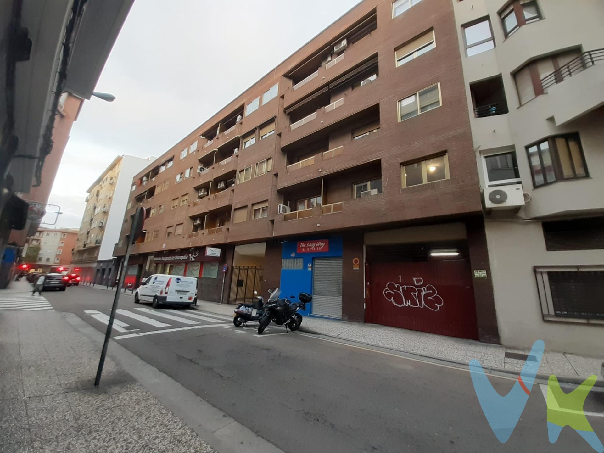 Fantástica plaza de garaje en calle Maestro Marquina, paralela a paseo Sagasta. Esta oportunidad única te ofrece la comodidad y seguridad que necesitas para satisfacer tus necesidades de estacionamiento. Ubicada en el segundo sótano, esta plaza de garaje te brinda un acceso conveniente sin tener que preocuparte por encontrar estacionamiento. Sus dimensiones de 4,80 metros de longitud y 2.30 metros de ancho, proporcionan suficiente espacio para vehículos de tamaño estándar. La finca tiene entrada y salida de vehículos por dos puertas distintas y motorizadas. La ubicación estratégica de esta plaza de garaje es ideal para aquellos que trabajan o viven en la zona. Imagina la conveniencia de tener tu propio espacio de estacionamiento, siempre listo para recibirte al llegar a casa o facilitar tus desplazamientos diarios. Esta plaza de garaje es una inversión inteligente para aquellos que valoran la comodidad y la seguridad. ¡Contáctanos hoy mismo para programar una visita y descubrir por ti mismo todas las ventajas que esta plaza de garaje tiene para ofrecer!