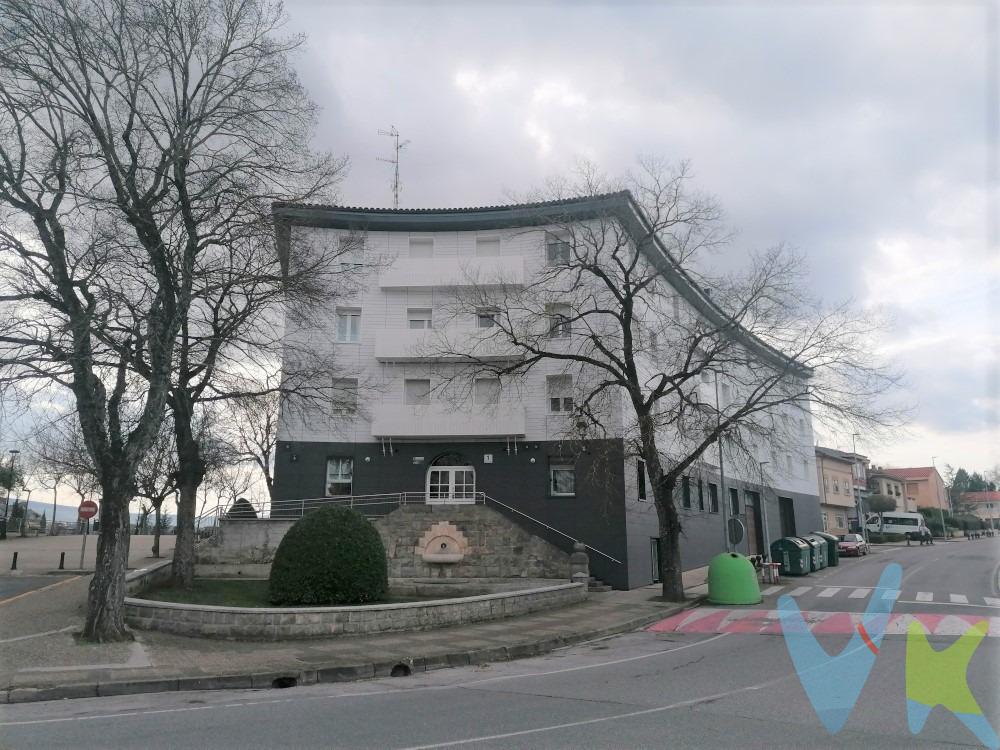 Te presentamos este coqueto piso de 60 m² útiles (68 m² construidos) ubicado en una primera planta con ascensor. La propiedad cuenta con una distribución que incluye: Un pasillo de entrada, 2 dormitorios de 8,25 m² cada uno, salón de 10,45 m², amplia cocina de 14,35 m², equipada con caldera de gas para agua caliente sanitaria y calefacción, baño al fondo, que necesita reforma, con plato de ducha. El edificio ha sido recientemente rehabilitado, con mejoras en el tejado, la fachada envolvente y la instalación de nuevas ventanas de PVC en toda la vivienda. Además, las paredes y techos han sido pintados recientemente, lo que ofrece un ambiente renovado. La vivienda requiere principalmente una reforma en el baño y algunas actualizaciones en la cocina, pero tiene un gran potencial. Ubicación ideal: Situado en el inicio del casco urbano antiguo de Zizur Mayor, en una zona tranquila y rodeada de amplios jardines, perfecta para disfrutar de relajantes paseos. Aunque no dispone de plaza de aparcamiento propia, existe una amplia zona de aparcamiento público justo en frente del edificio. ¿Te interesa esta vivienda? No dudes en contactarnos, estaremos encantados de enseñártela. (Los datos proporcionados son meramente informativos y no tienen valor contractual. El precio de venta indicado no incluye impuestos ni gastos de transmisión).