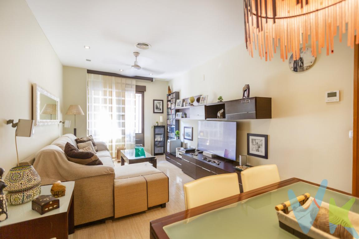  Exclusiva vivienda en planta baja en MELIANA, de 72 m²  acogedora con dos dormitorios, dos baños, garaje y trastero. Un hogar donde habita la calma .Y ahora, imagina este hogar insertado en un entorno que enamora:Al lado de un parque tranquilo, perfecto para descansar o disfrutar en familia, complementando la experiencia residencial con naturaleza cercanaRodeado de huerta y zona verde, ideal para pasear o pedalear entre naranjos,  incluso llegar hasta la playa natural de Meliana, apenas a kilómetros del núcleo urbano .Un barrio tranquilo y bien comunicado, con estación de metro (línea 3) y cercanías que conectan con Valencia en pocos minutos, además de carriles bici que recorren la huerta por la Vía Verde Xurra .Un espacio acogedor y romántico, con callejuelas serenas y fachadas modernistas decoradas con mosaicos Nolla, ese arte cerámico único que adorna rincones emblemáticos como el Palauet o la plaza del Pou .Meliana, un encantador pueblo de la Huerta Norte valenciana, rodeado por un mar de huertos tradicionales, donde la luz baila entre las hortalizas y el aire huele a tierra recién labrada .0__________________  Nuestro servicio con cada uno de nuestros clientes es en exclusividad, por lo que nosotros le garantizamos un servicio de calidad y sencillo sin interferencias de terceros, nuestra inmobiliaria trabaja con exclusividad compartida, por lo que estaremos encantados de colaborar con cualquier agencia o particular que esté interesado en el inmueble. Por ese motivo, se ruega no molestar al propietario o inquilinos de la propiedad. Si usted es un posible cliente o agente inmobiliario, interesado en esta propiedad, no dude en llamarnos a nosotros, estaremos encantados de colaborar. El precio indicado no incluye los honorarios de intermediación inmobiliaria, que deberán ser abonados por el comprador de forma independiente. 