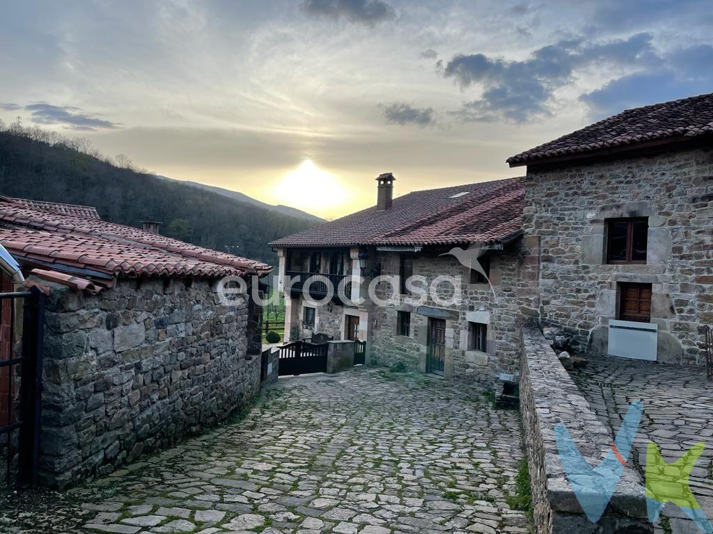 BÁRCENA MAYOR: UNA MARAVILLA PARA LOS SENTIDOS. En Bárcena Mayor, uno de los pueblos declarados más bonitos de España y uno de los más antiguos, se encuentra esta edificación que está destinada a convertirse en una auténtica casona. Este inmueble tiene una superficie de más de 200m2 y está repartido en dos plantas. Podrás acondicionar los espacios a tus necesidades para conseguir una vivienda cómoda y confortable y tener tu propio espacio para disfrutar de este fantástico entorno natural. Esta localidad está ubicada en pleno Parque Natural Saja – Besaya, esa joya de la naturaleza formada por verdes bosques y montes, y arrullada por el sonido del río. Forma parte de un conjunto histórico artístico que parece estar detenido en el tiempo, con casas de estilo montañés en la que se combinan la piedra y la madera con mucho acierto, en un estilo tan típico como tradicional en Cantabria. Ven a formar parte de este encantador lugar y disfruta de este paraíso rodeado de naturaleza. 