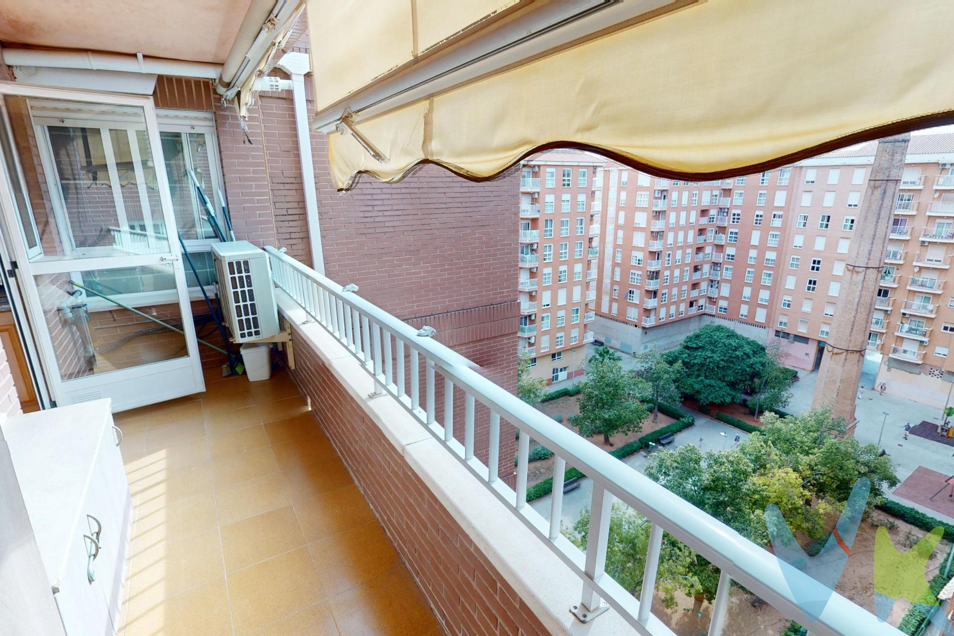 Vivienda de 113 m2 distribuida en hall, comedor-salón con salida a una terracita de unos 8 metros y desde la que tambien tiene salida una amplia cocina, 1 habitación de matrimonio con su baño en suit y 2 habitaciones con sus armarios empotrados y otro baño completo de cortesía. Tiene aire acondicionado en el comedor-salón, habitación principal yen habitación sencilla. Acceso a la parte de terrado donde vas a poder tender. Con el precio adjunta un trastero y una plaza de garaje en la misma finca. !!!!VISITAME SIN COMPROMISO!!!. Este inmueble es en exclusiva, con lo que le facilitamos cualquier información sobre la vivienda. Por este motivo, solicitamos no molesten al propietario ni a los vecinos. . Muchas gracias por su comprensión. El precio indicado puede sufrir variaciones. En todos los casos los precios expuestos son más impuestos y gastos derivados de la transmisión del inmueble.
