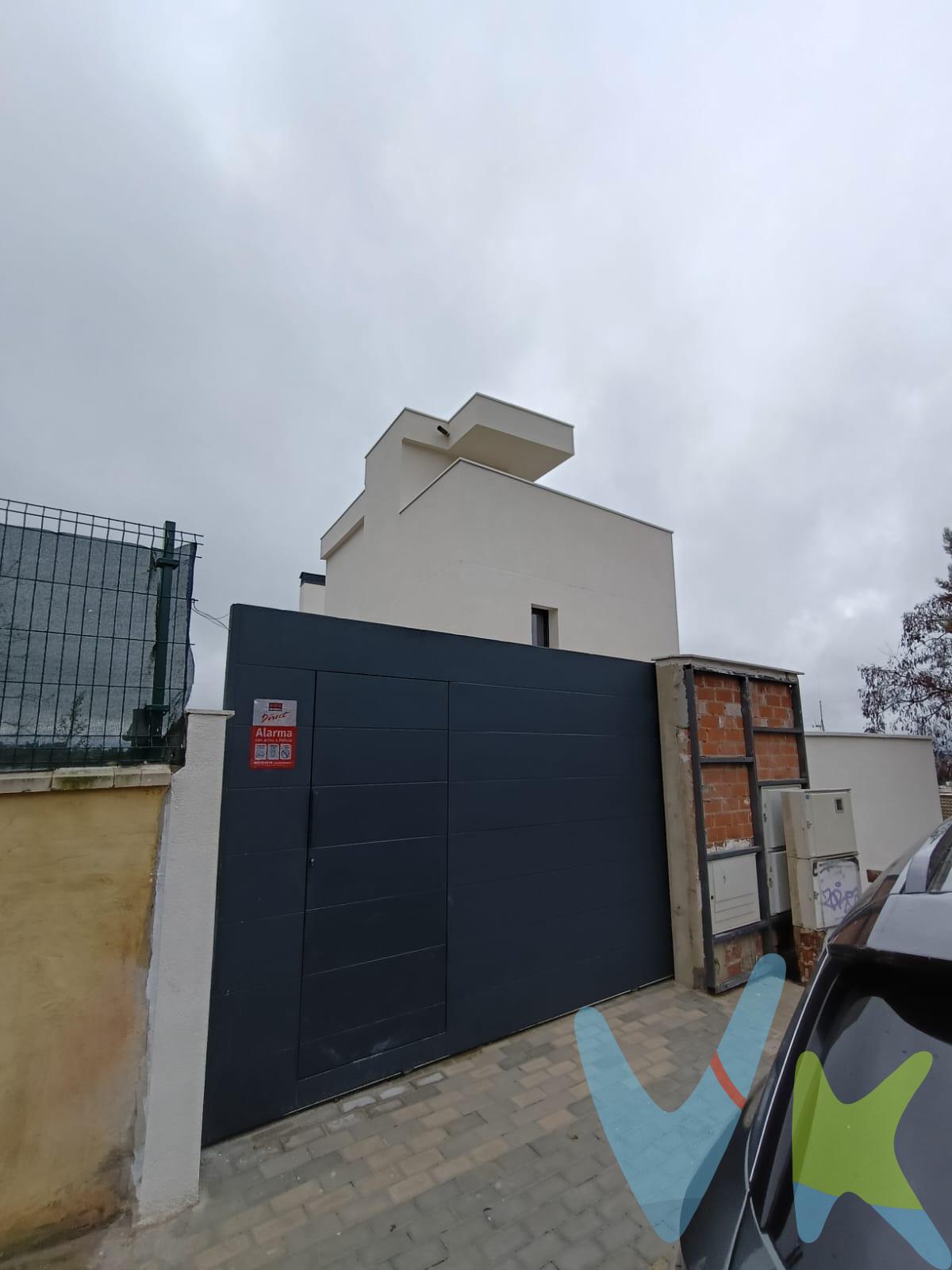 Chalet individual en construcción de 340 mts2 en parcela de  383 mts2, se entrega con cerramiento y carpintería exterior terminadas, en bruto por dentro para que el comprador se lo haga a su gusto, con licencia y proyecto, con unas magníficas vistas a la Sierra y a la ciudad, orientación suroeste. Cuenta con cuatro plantas mas terraza en azotea, con vistas impresionantes despejadas, y jardín en la parte posterior. Proyecto para 4 dormitorios, 3 baños y aseo, cocina independiente y salón comedor con doble altura