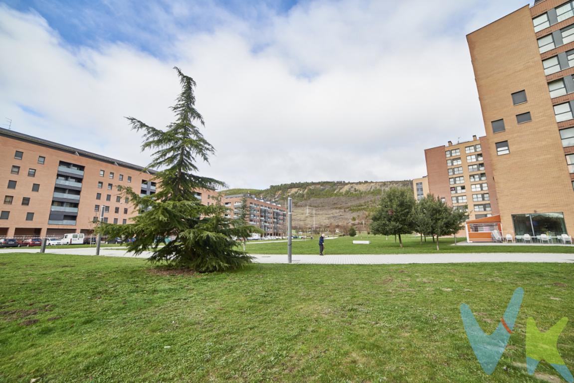 Plaza de garaje en  Donantes de Sangre Si ya estás aburrido de dar vueltas para encontrar un sitio para aparcar tu coche cuando llegas a casa, ya que en la zona, en ocasiones, resulta difícil aparcar, ven a ver esta  plaza de garaje.  ¡¡¡TU COCHE DEJARÁ DE DORMIR EN LA CALLE!!!