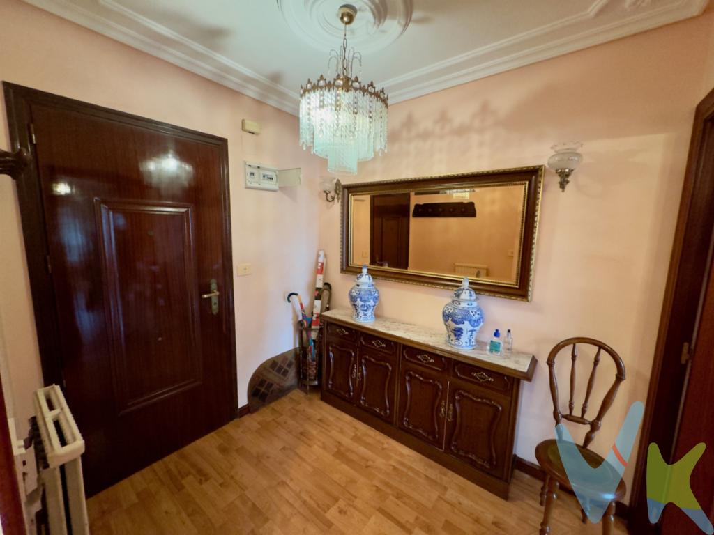  **Venta de Piso en Gijón, Zona Natahoyo: Un Hogar Listo para Usted**Se ofrece magnífico piso en venta situado en la prestigiosa zona de Natahoyo en Gijón. Este inmueble, una joya en la planta 5 de un edificio bien conservado, se presenta totalmente amueblado y listo para entrar a vivir. Con 78,75 metros útiles y 103,16 metros construidos, este hogar está pensado para brindarle amplitud y confort.Desde el primer momento, notará que cada detalle ha sido pensado para su mayor comodidad. El piso consta de tres habitaciones bien distribuidas, ideales para familias o para quienes buscan espacio adicional para una oficina en casa o un cuarto de invitados. Esta oferta incluye un salón cálido y acogedor, perfecto para momentos de relax o para compartir con amigos y familiares.La cocina está equipada con los electrodomésticos necesarios para facilitar su día a día, integrándose de manera armoniosa con el resto de la vivienda. Además, el baño ha sido diseñado con un toque moderno y funcional para asegurar su comodidad diaria.Muy conveniente, este inmueble incluye ascensor, garantizando fácil acceso desde la planta baja hasta la puerta de su hogar. La luminosidad del piso es otro de sus puntos fuertes, con amplias ventanas que permiten la entrada de luz natural a lo largo de todo el día, creando un ambiente agradable y energizante.En cuanto a la ubicación, la zona de Natahoyo en Gijón se destaca por su tranquilidad, seguridad y excelente conexión con el resto de la ciudad. A escasos minutos andando encontrará tanto paradas de autobús como la estación de tren, facilitando enormemente sus desplazamientos. Esta área cuenta con servicios esenciales como supermercados, farmacias, colegios y áreas recreativas, lo que hace la vida diaria mucho más cómoda y agradable.Sumando a estos beneficios, la comunidad de vecinos es tranquila y amable, lo que proporciona un ambiente acogedor y de convivencia. No tendrá que preocuparse por nada al mudarse a este piso, dado que ha sido cuidadosamente mantenido y está listo para recibir nuevos propietarios.Al visitar este hogar, podrá apreciar la calidad de los acabados y el esmero con el que se ha decorado cada habitación. Será capaz de imaginarse viviendo en este precioso piso desde el primer momento. No hay duda de que este inmueble es una inversión segura y una oportunidad que no debería dejar pasar. Además se encuentra en una urbanización privada por lo que podría aparcar dentro de la propia urbanización.Si busca un piso que combine ubicación, amplitud y comodidad en Gijón, esta es la elección perfecta para usted. Para conocer más detalles y programar una visita, no dude en ponerse en contacto con nosotros. Estaremos encantados de mostrarle este maravilloso piso en persona y resolver cualquier duda que pueda tener. Su nuevo hogar le espera en Natahoyo, Gijón. ¡No deje pasar esta oportunidad única! 